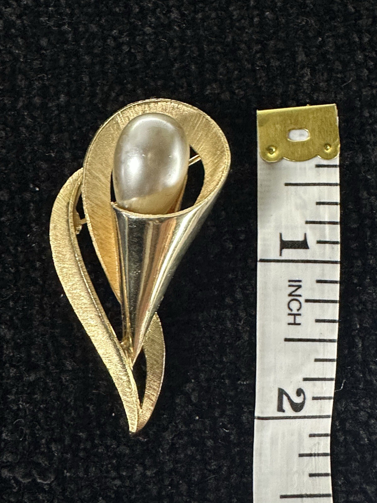 Crown Trifari Signed Gold Tone Swirl Brooch Pin w/ Baroque White Pearl