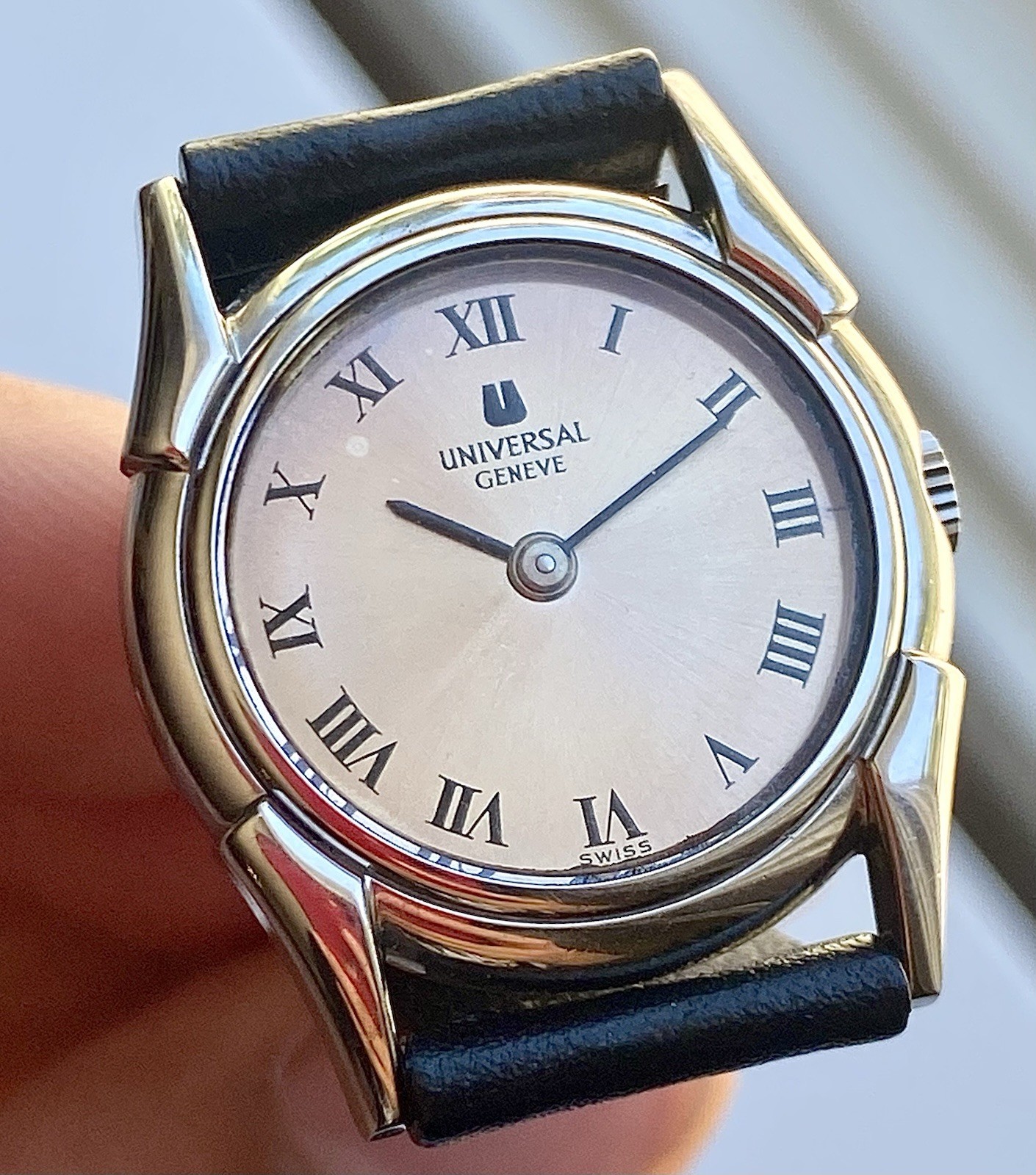 Universal Geneve Ladies 25mm Stainless Steel Bullhorn Case Cal. 1-42 Salmon Dial