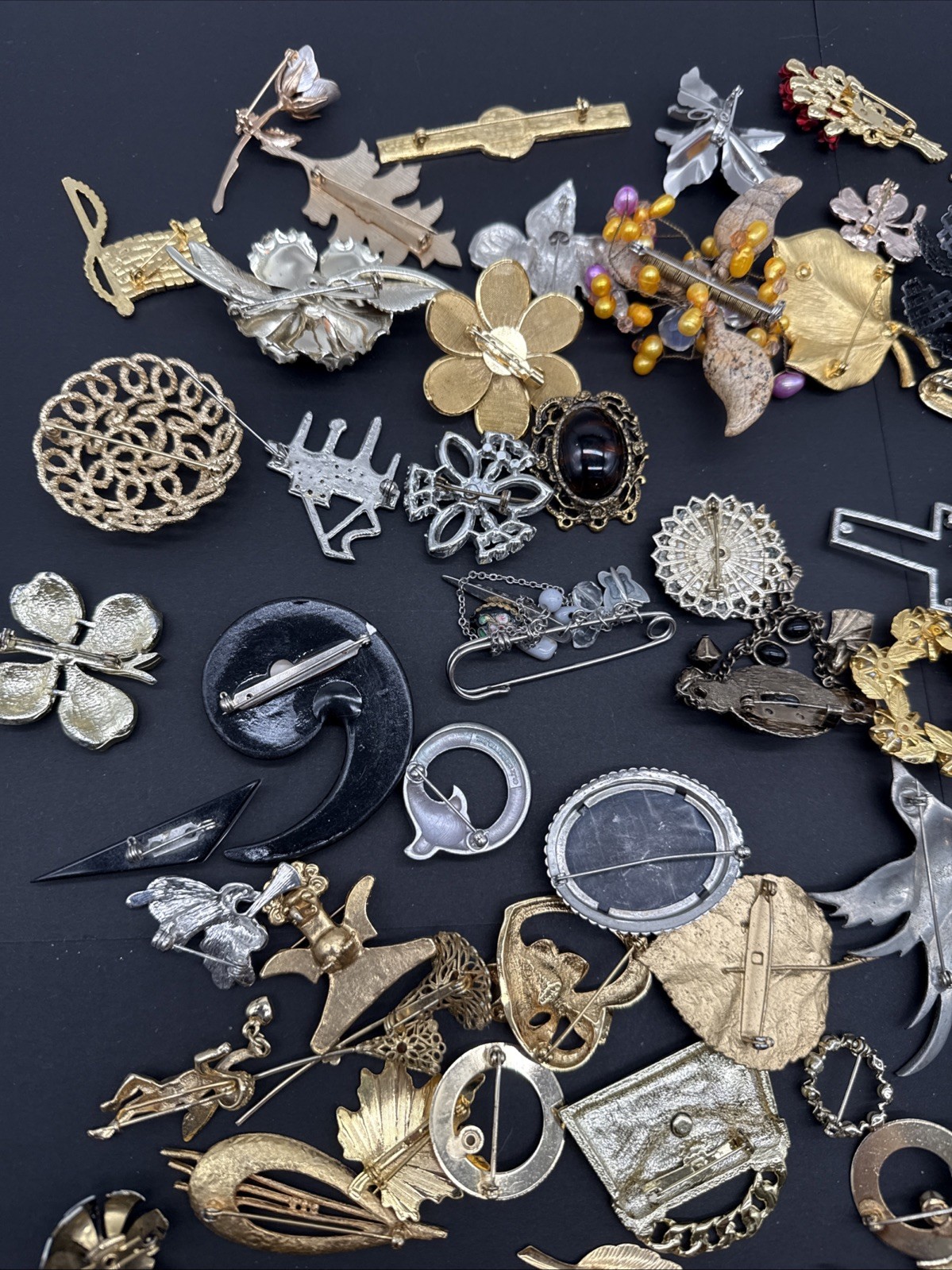 Lot Of 132 Brooches Pins – Many Signed – Silver Gold Tone Wholesale Resell J108b