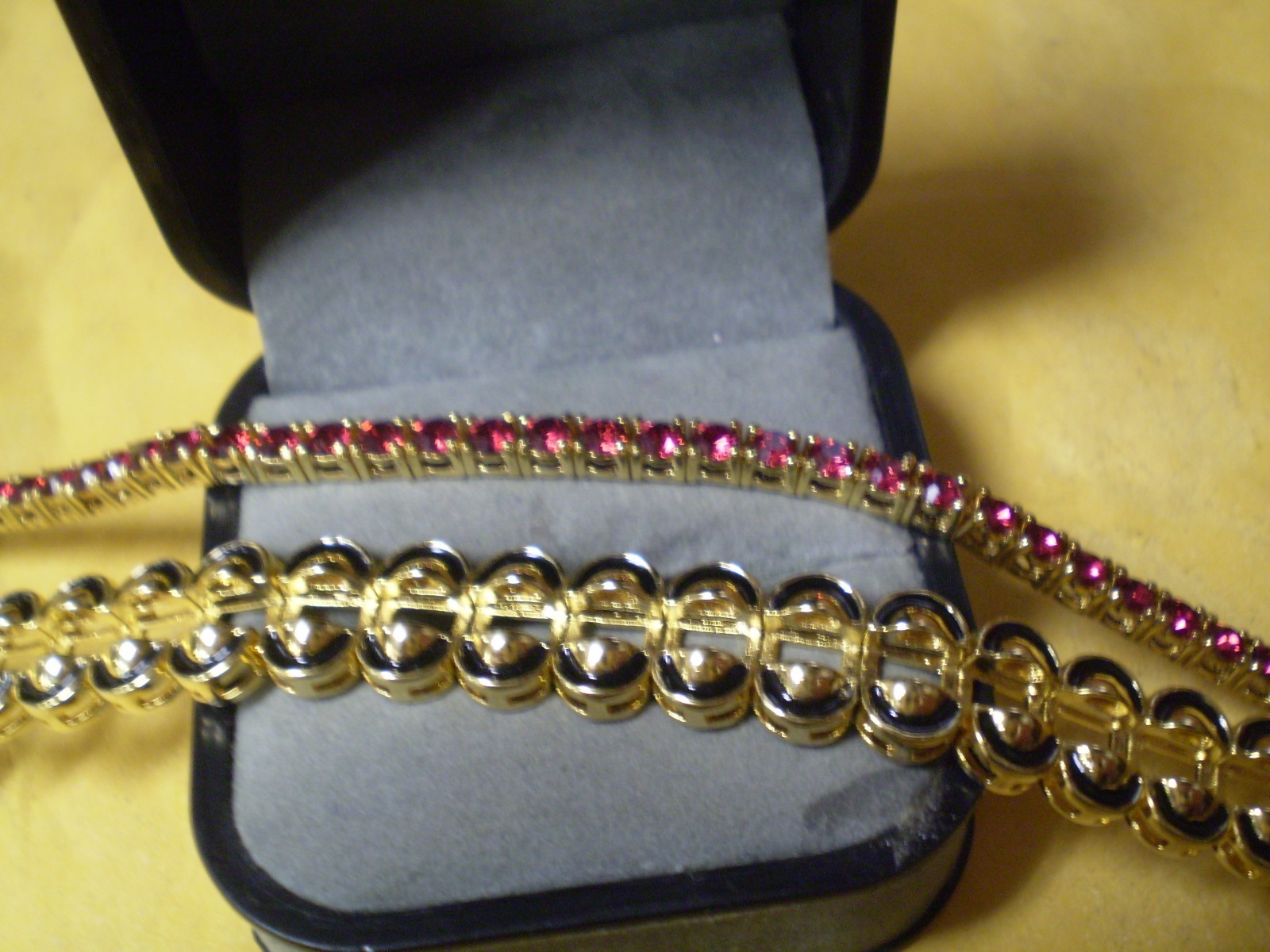 Signed Joan Rivers Vintage Ladies Faux Ruby Jacket Bracelet 25.0 grams