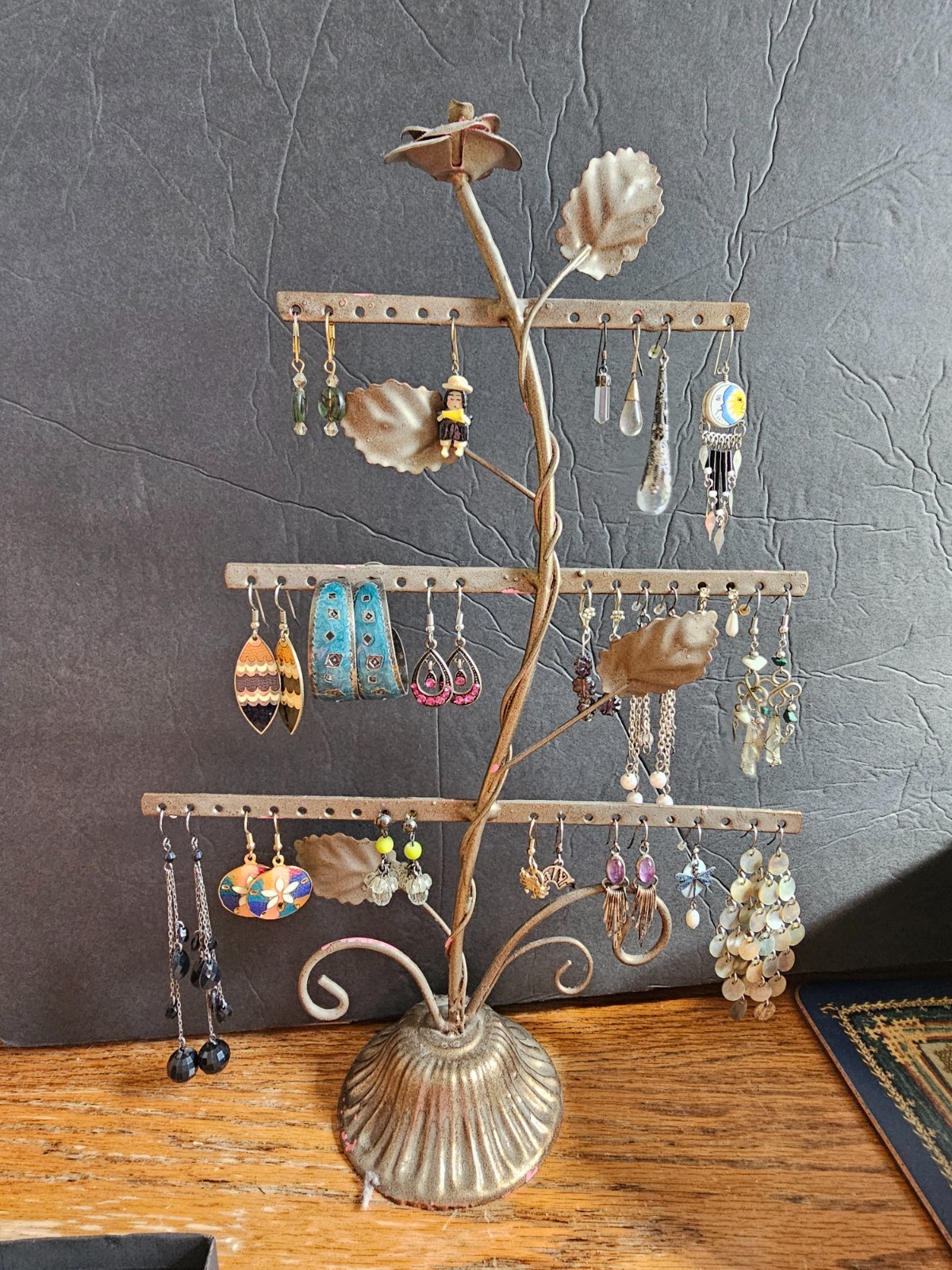 Vintage to now earrings 13 pairs, 8 single