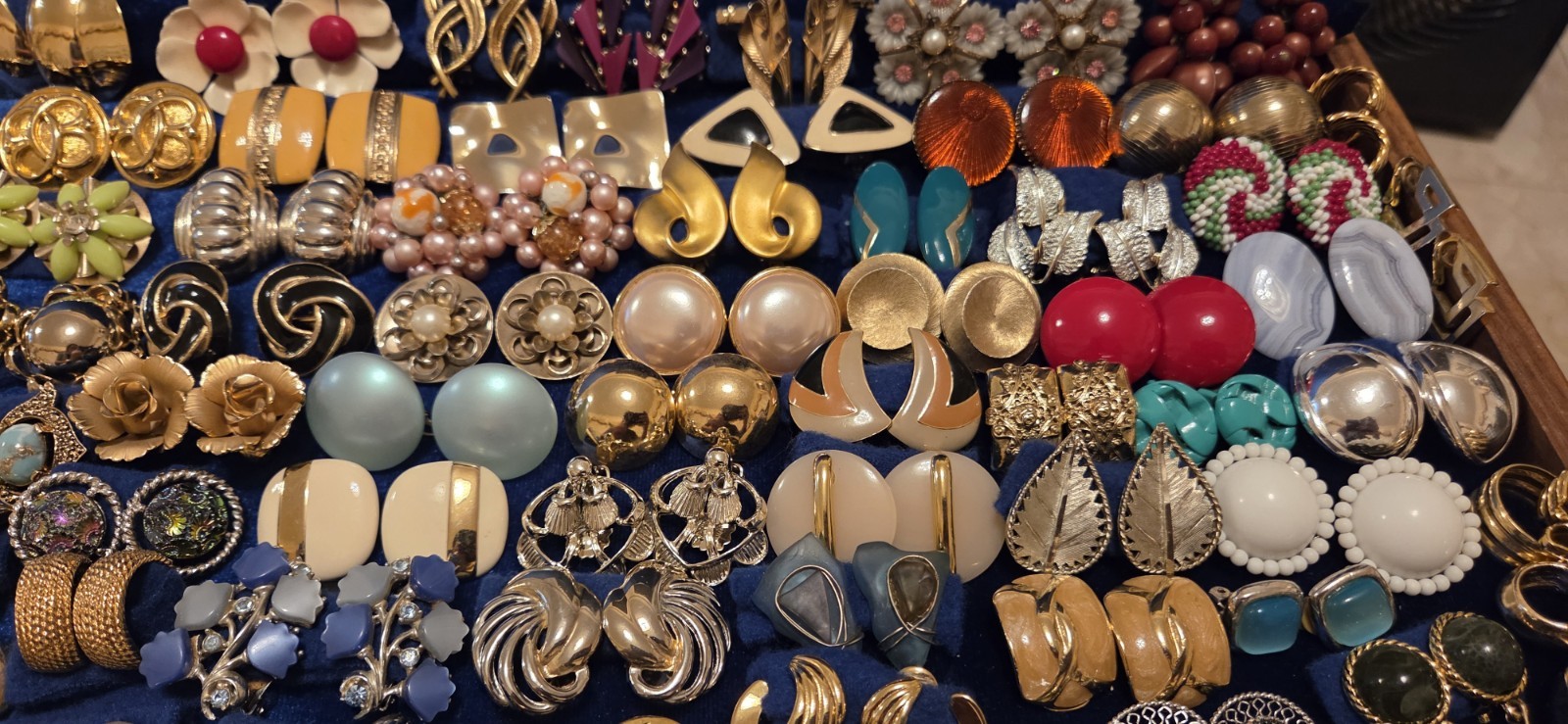 Vintage Mod Earrings Lot Of 117. 3lbs 15oz. 38 Signed Monet Hobé Avon Trifari…