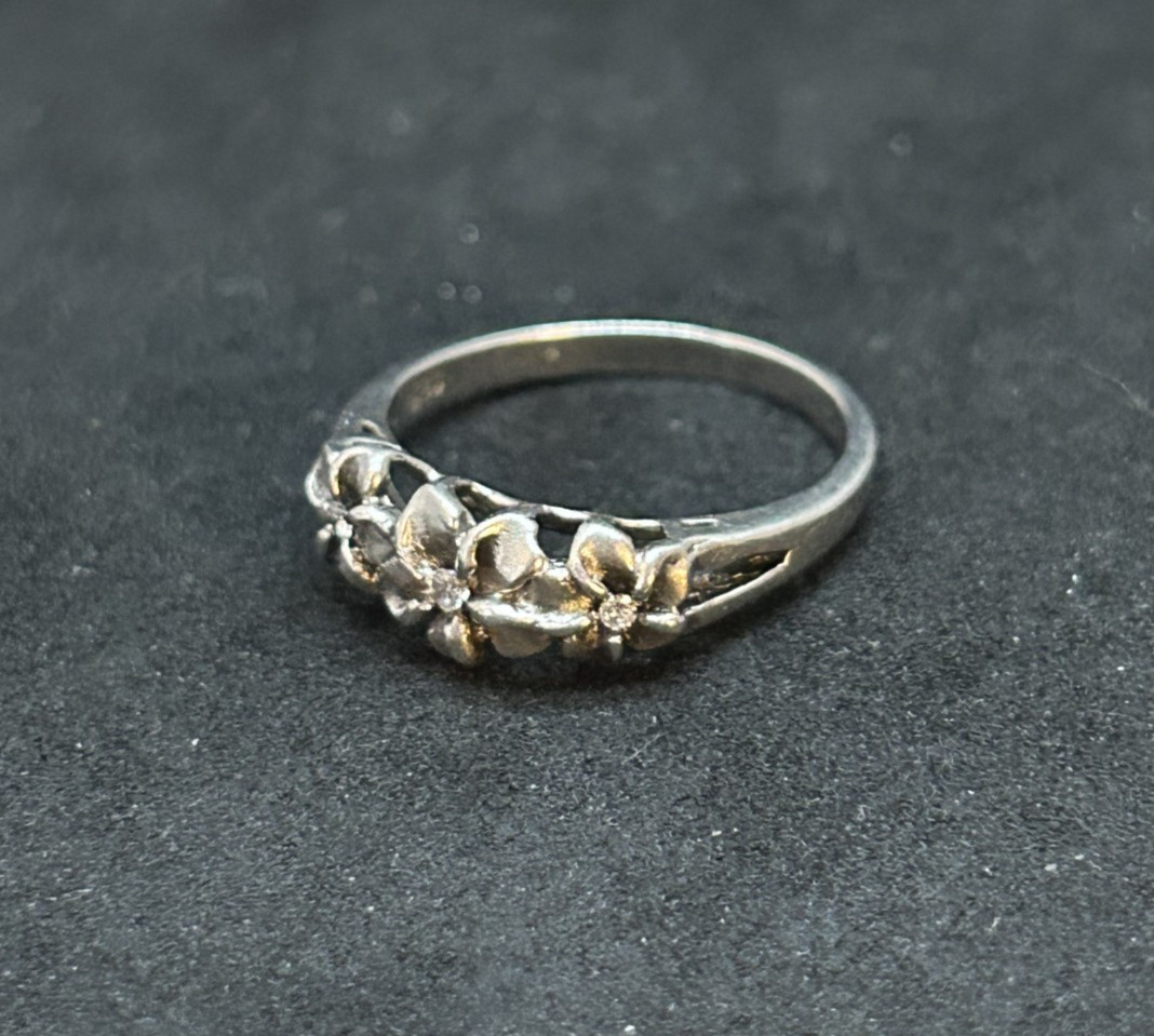 925 Sterling CZ Flower Ring Sz 7 – 2.56g