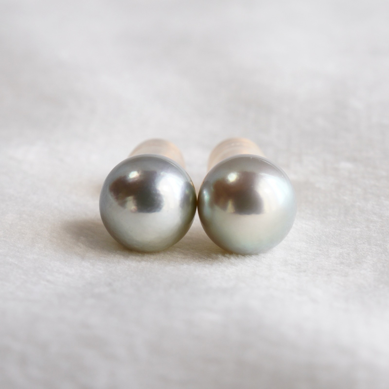 High Luster 8.7mm Round Pastel Green Japanese Akoya Pearl Stud Earrings 18K Gold