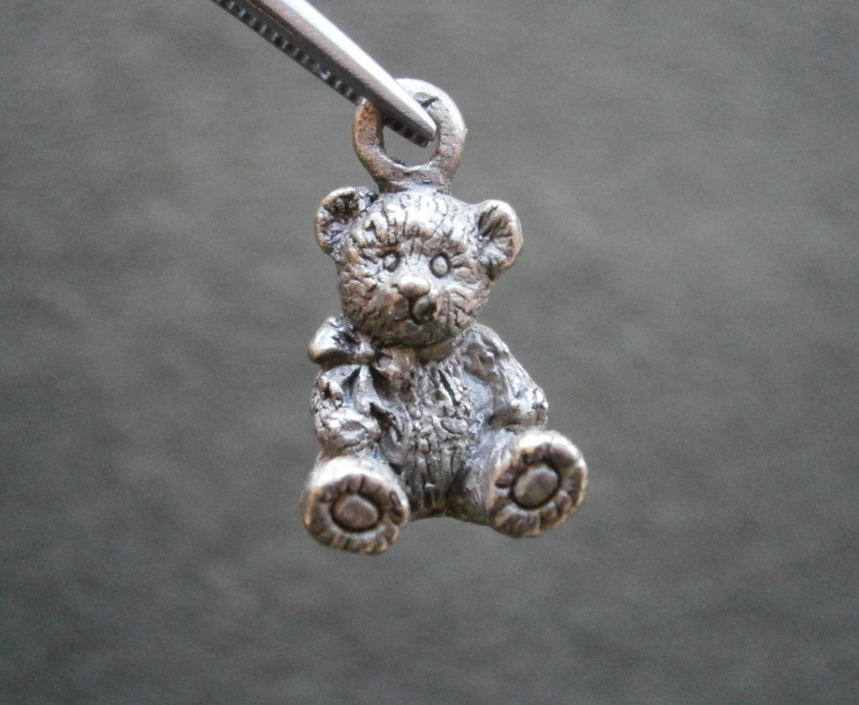 Seated Teddy Bear Detailed Vintage Dark Silvertone Charm Pendant 4.0g