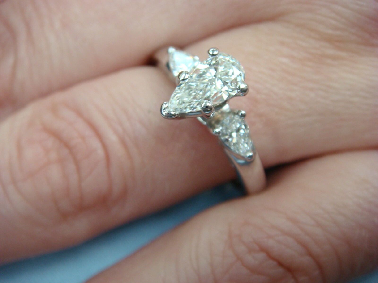 18 KT GOLD 0.70 CARAT T.W. PEAR SHAPE & 2 PEAR SHAPE IN SETTING GENUINE DIAMONDS