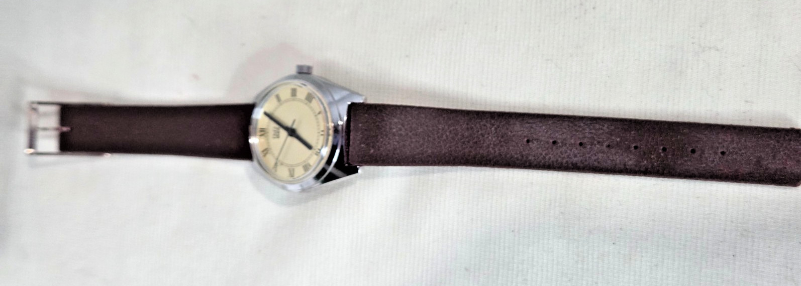 VINTAGE 1970’S 1980’S Q & Q MANUAL WIND ROMAN NUMERAL WATCH WITH BOX JAPAN