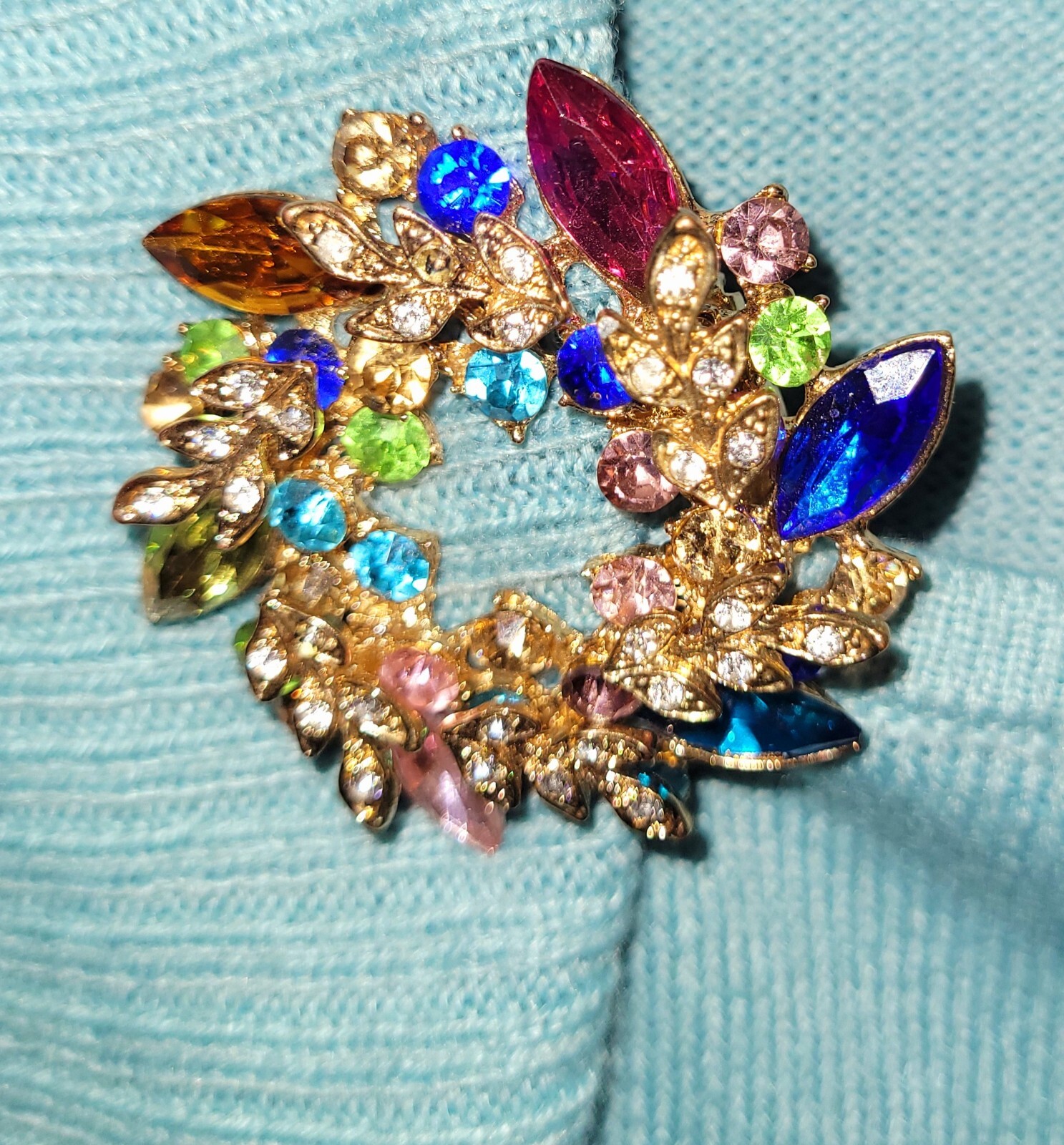 RHINESTONE WREATH SCARF CHARM CLIP Multicolored Gold Tone Sweater Ashley Cooper