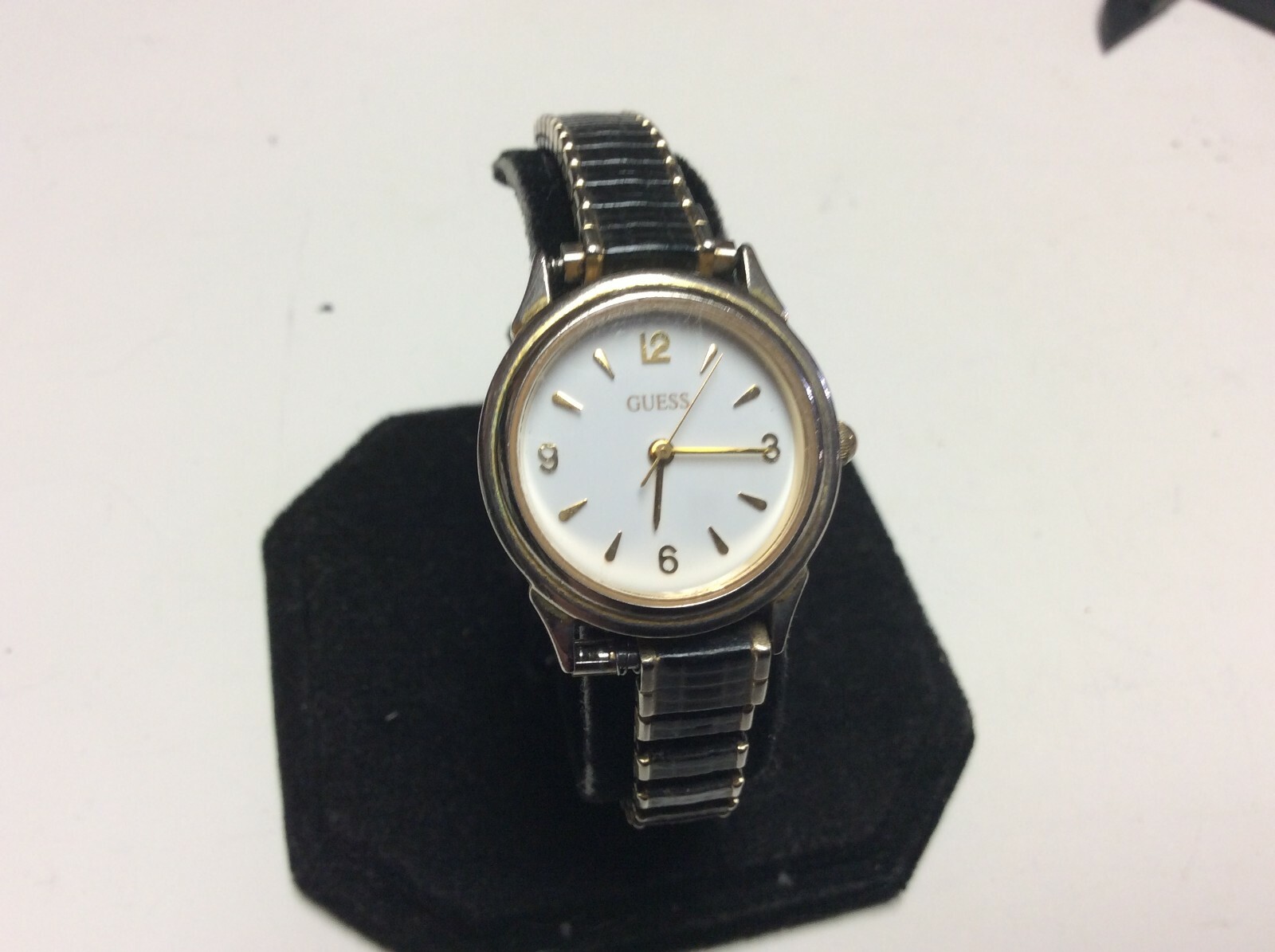Vintage Guess womens watch,light normal wear/use,new battery, great value L955