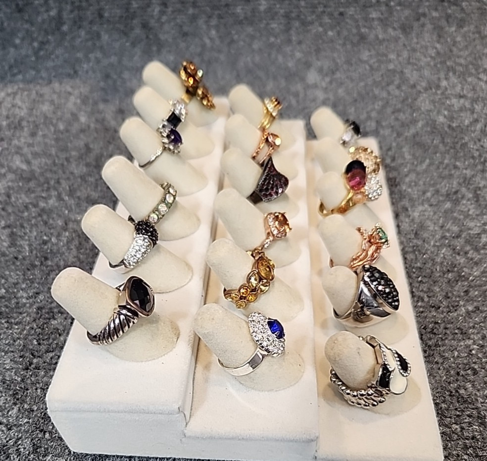 Jewelry 18 Rhinestone Rings Adjustable Sized Stretch Multi-Colored Bands Lot#262