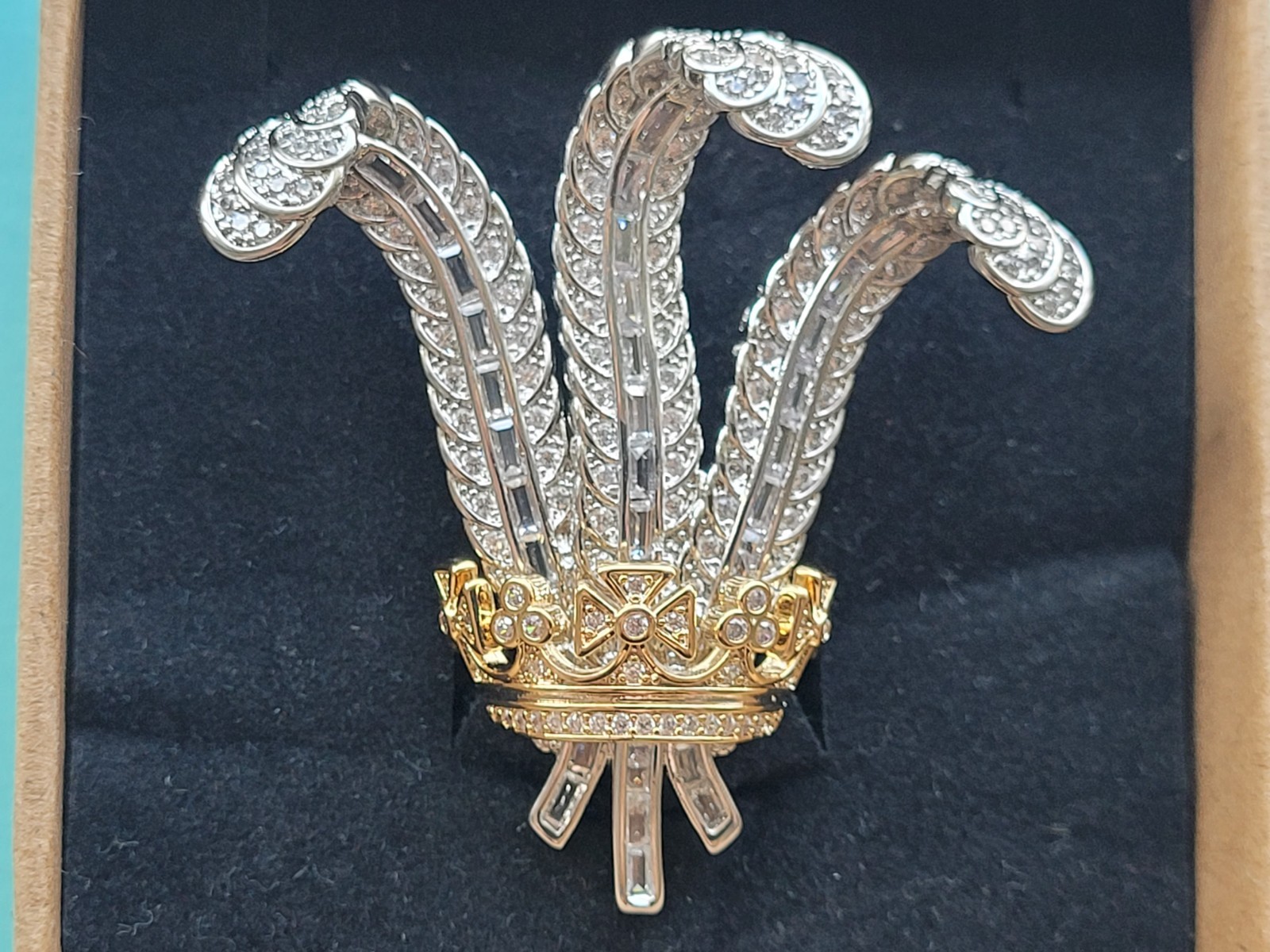 Duchess of Windsors Prince of Wales brooch, Elizabeth Taylor,royal, Gift