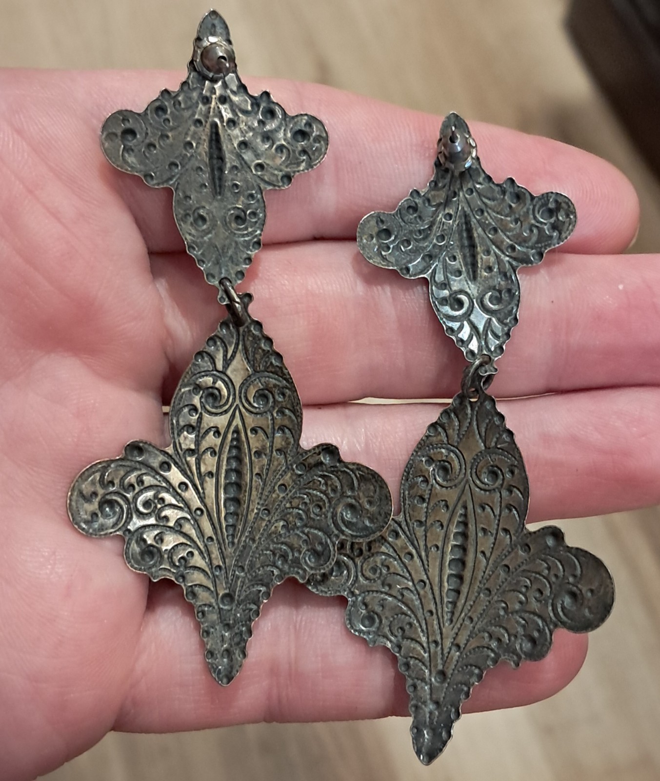 Vintage Large Fleur-de-Lis Earrings in bronze tone Stamped Metal Lightweight