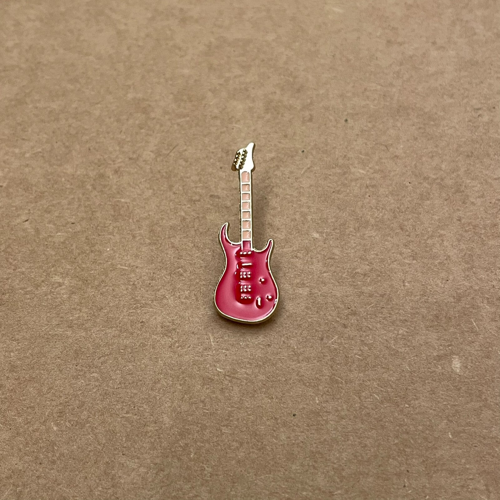 Pin – Red Electric Guitar – Rock ‘n’ Roll Style (enamel pin / lapel pin)