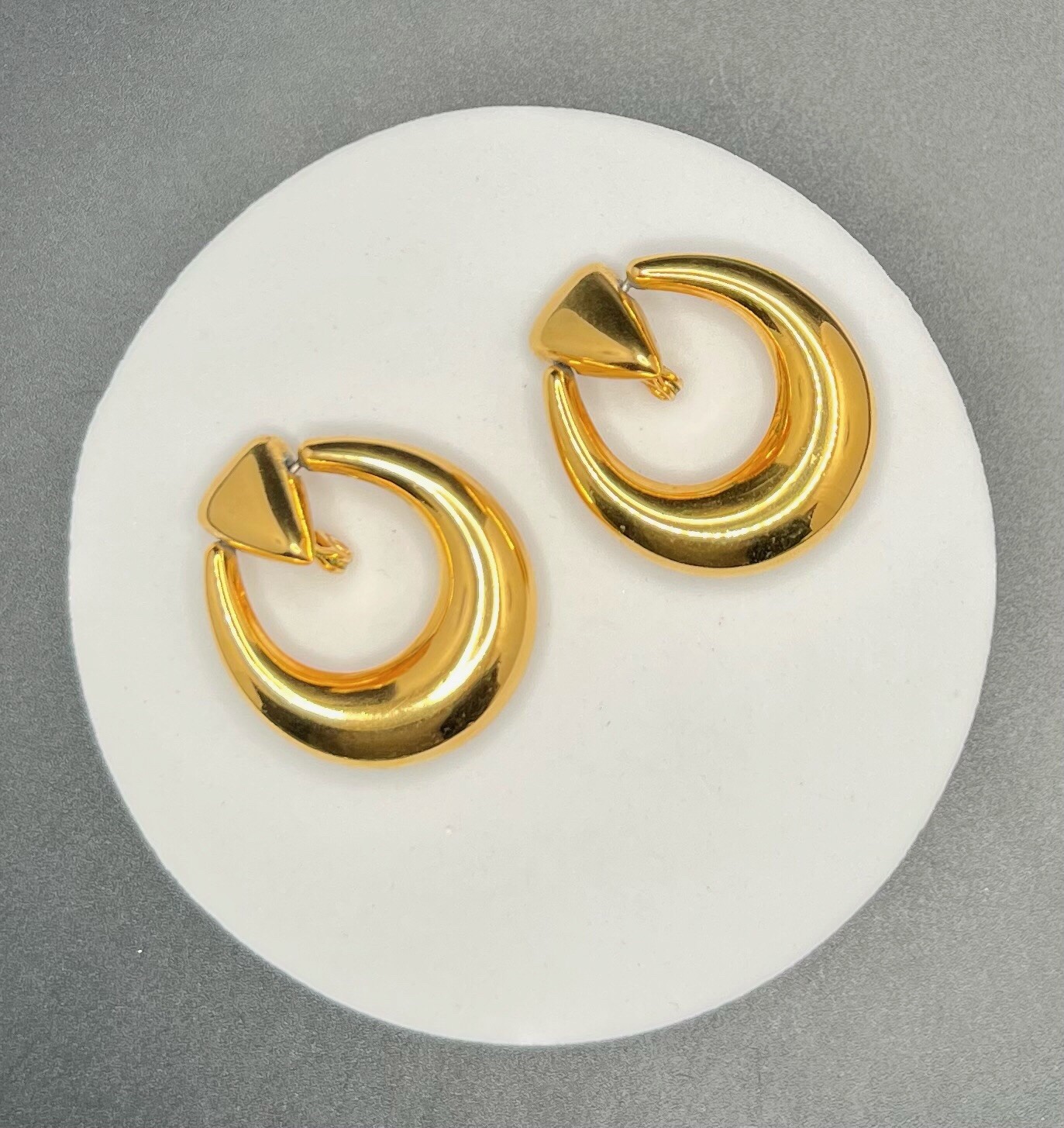 Vintage MONET Door Knocker Clip Earrings Shiny Gold Tone 1.5” Length