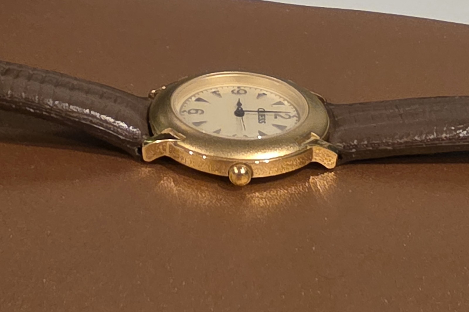 Vintage GUESS Gold Tone Watch Brown Leather Band – New Battery / Tested