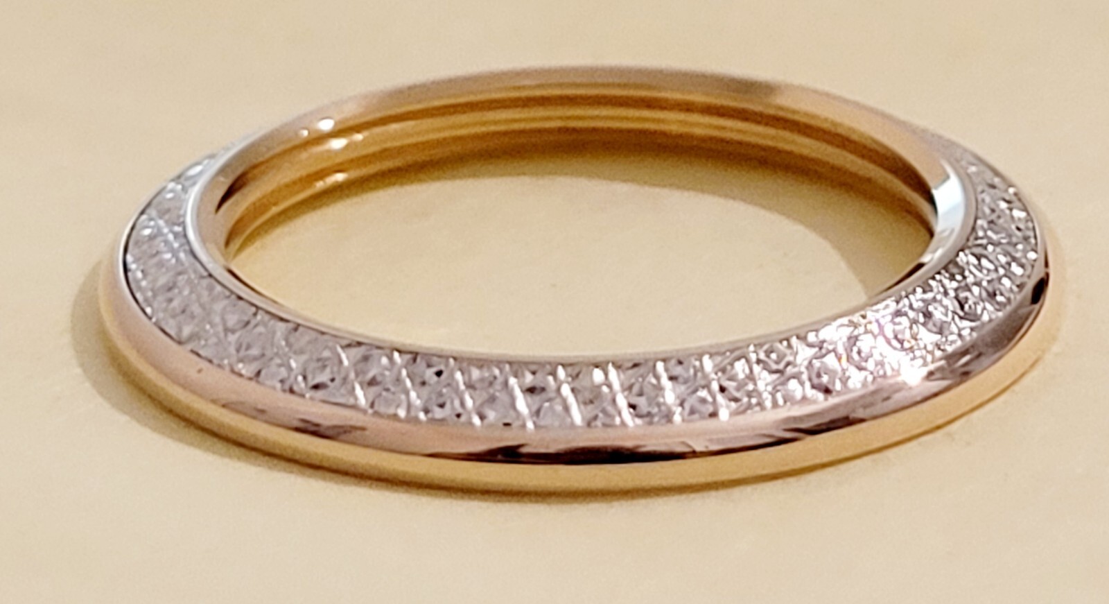 Gucci Diamond Cut Bezel,Authentic, 1100–11/12–11/12.2💃,Pristine Condition.