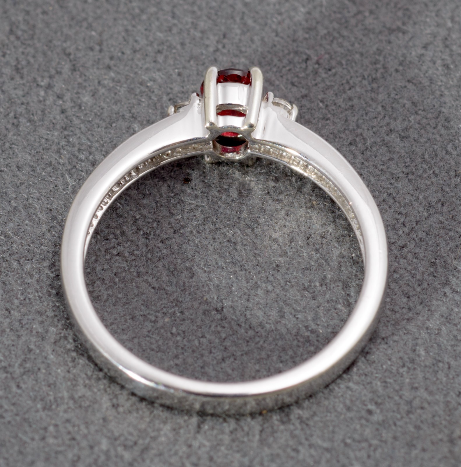 9ct White Gold Ring – Lab Created Ruby / White Topaz – Size N – Hallmarked 2007