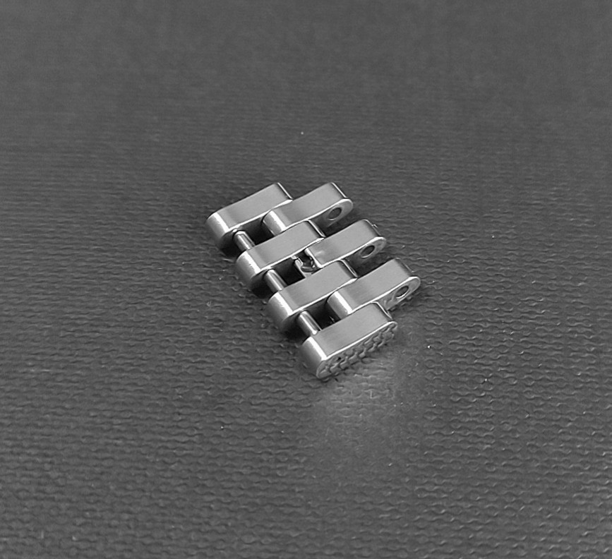 Authentic JAEGAR LECOULTRE single link, 17mm width, 1.7cm width.