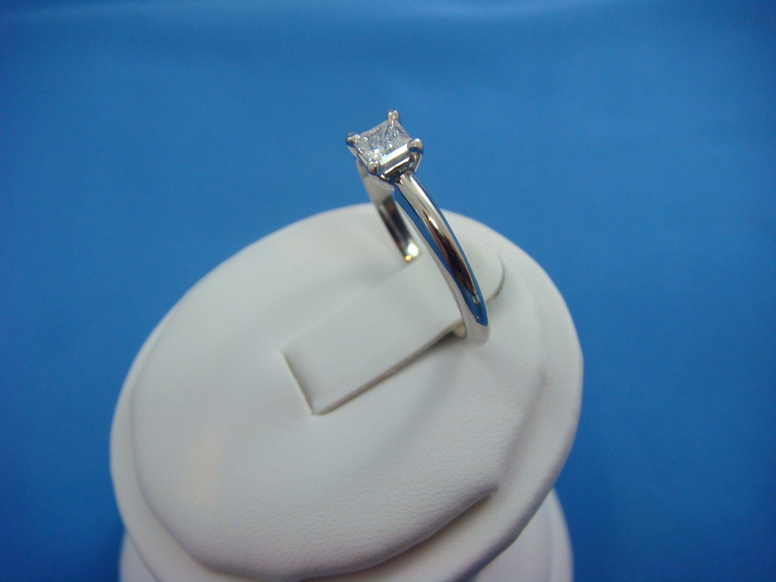 GIA VVS2 E-COLOR 0.27CT PRINCESS CUT CLASSIC ENGAGEMENT RING IN PLATINUM SETTING