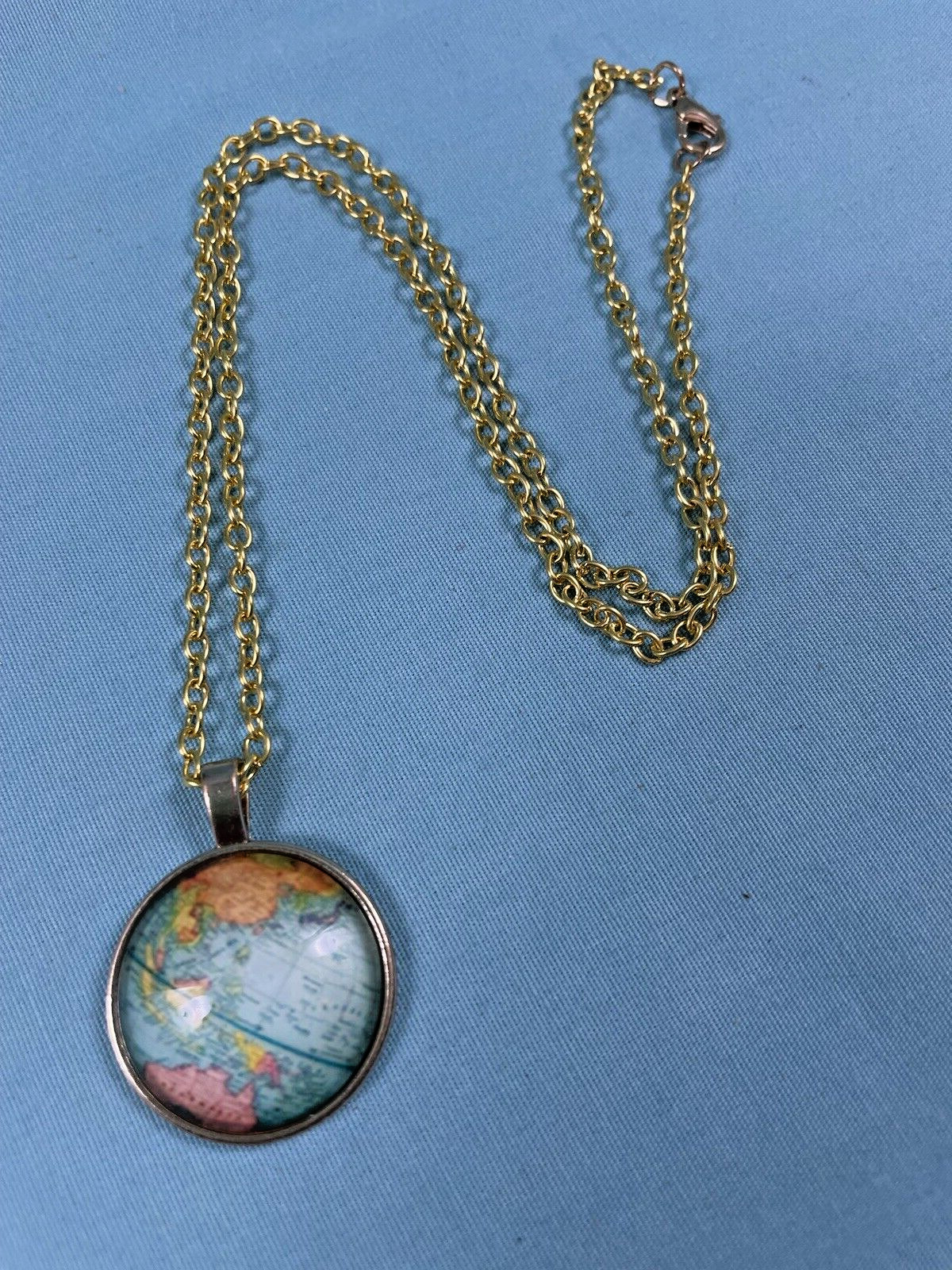 Globe Map Circle Sweater Pendant Necklace 20″ Gold Chain NIP