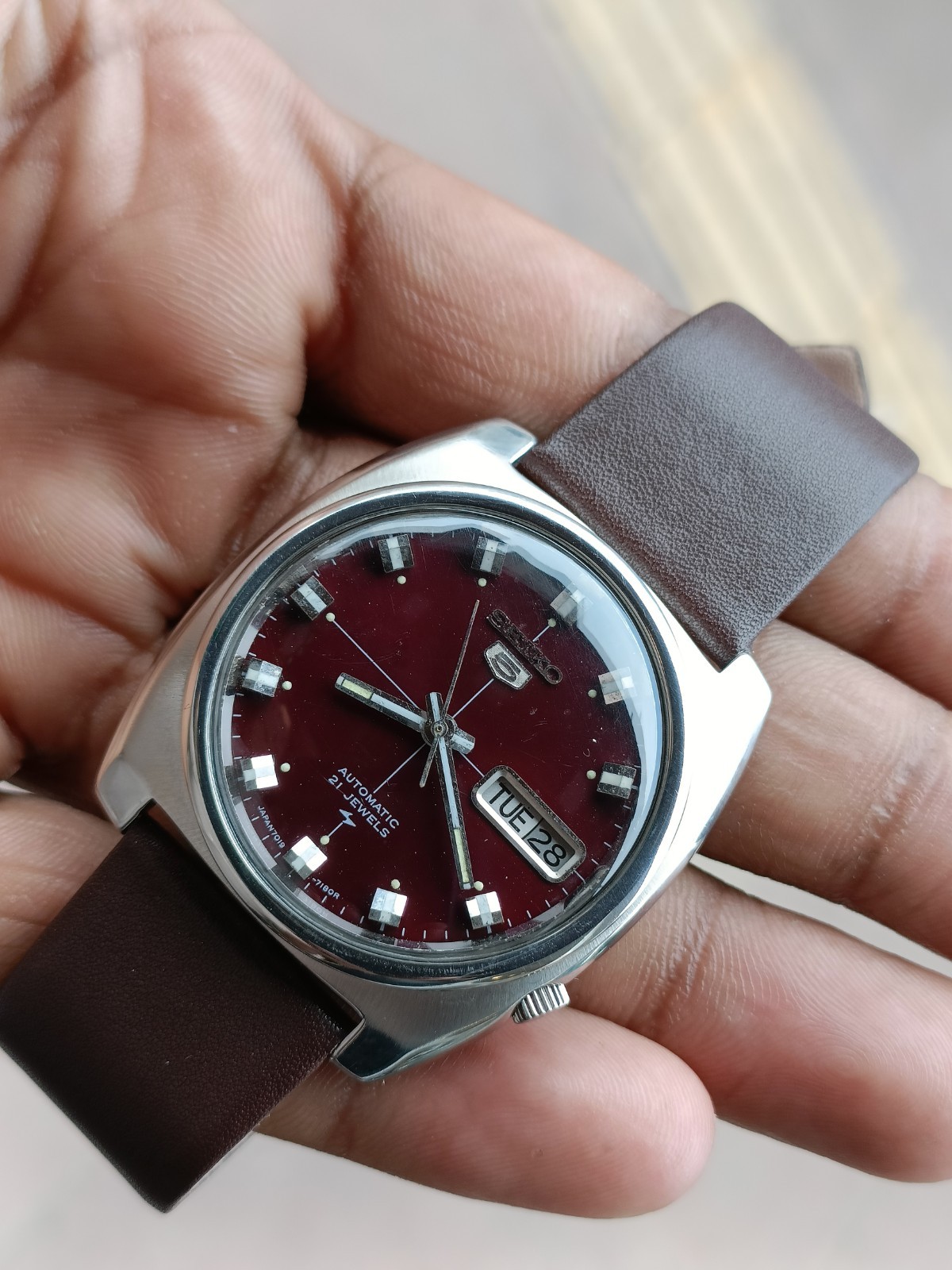 VINTAGE SEIKO 5 AUTOMATIC MAROON RED DIAL 7019-7110 JAPAN MEN WORKING CONDITION