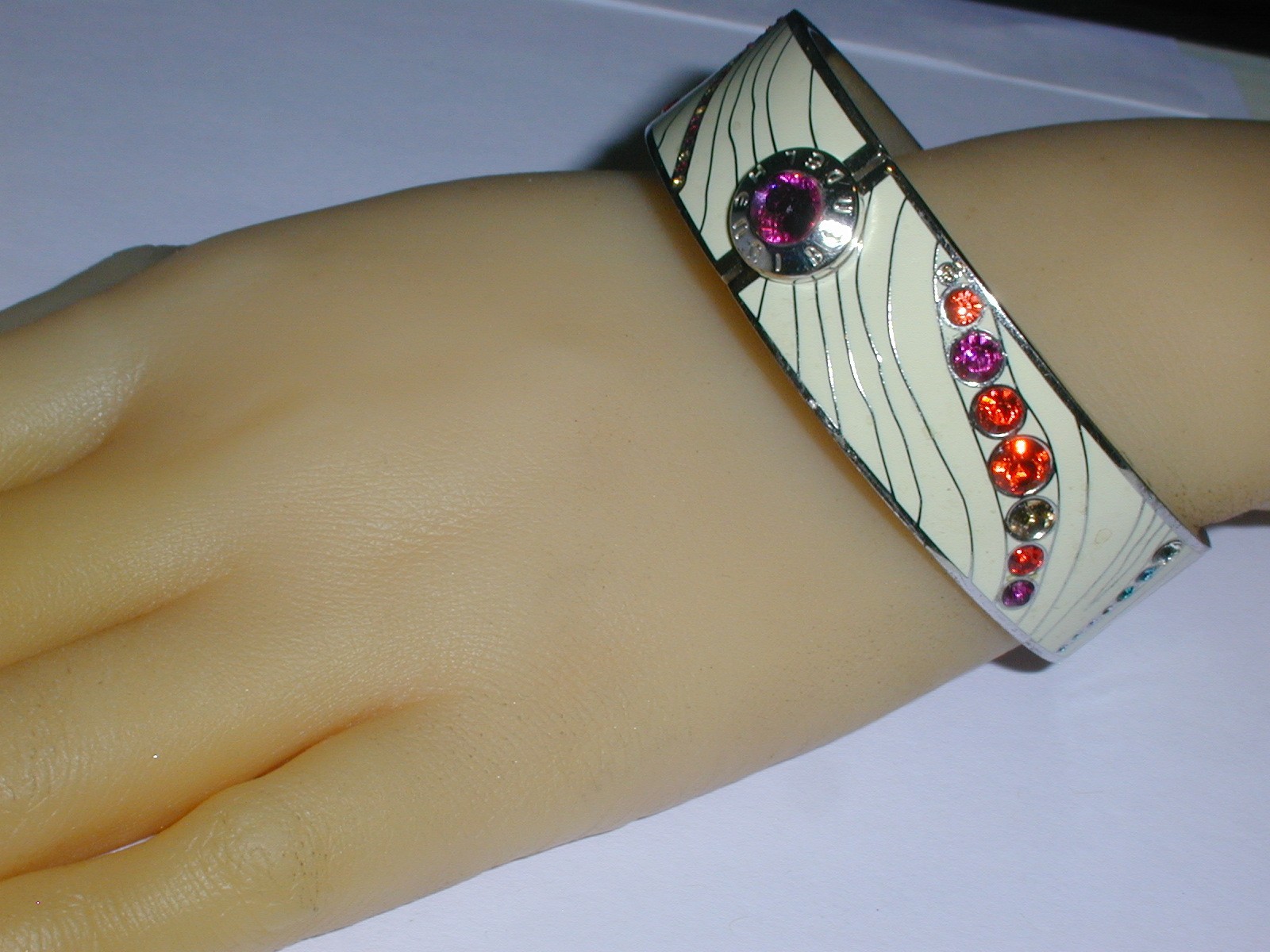 HENRI BENDEL WIDE CREAM ENAMEL- SILVER METAL HINGED CUFF BRACELET W/ STONES 7.5!