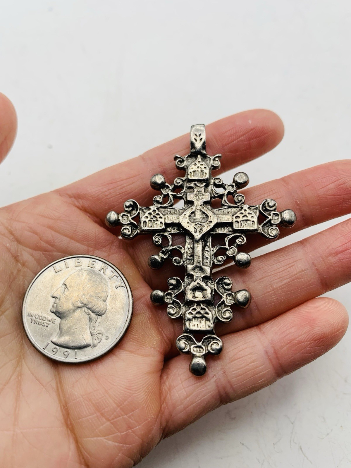 Vintage 1992 Metropolitan Museum of Art Silver Tone Byzantine Cross Cleo Pendant