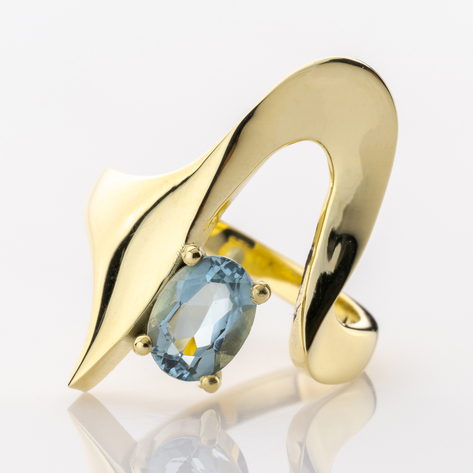 14k gold ring with an aquamarine