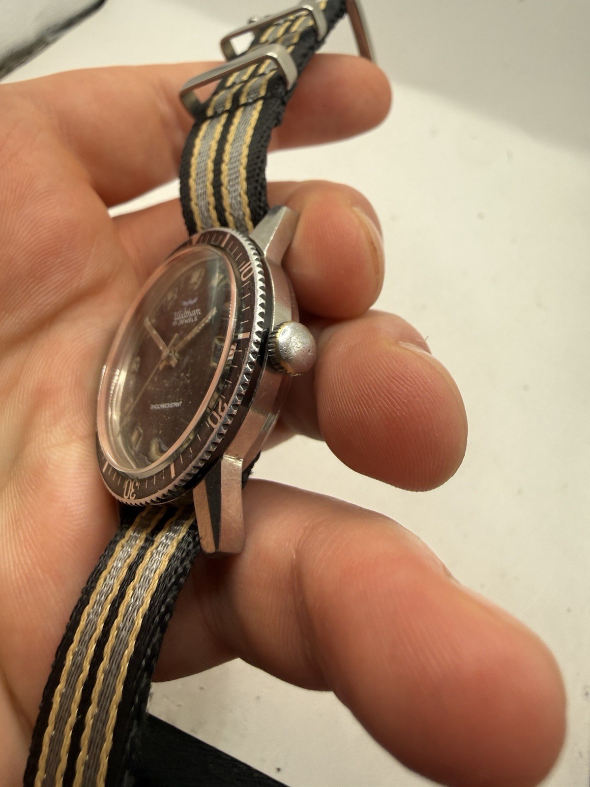 VINTAGE Waltham Diver Style Watch 17 Jewels Date Rotating Bezel Black Dial RUNS