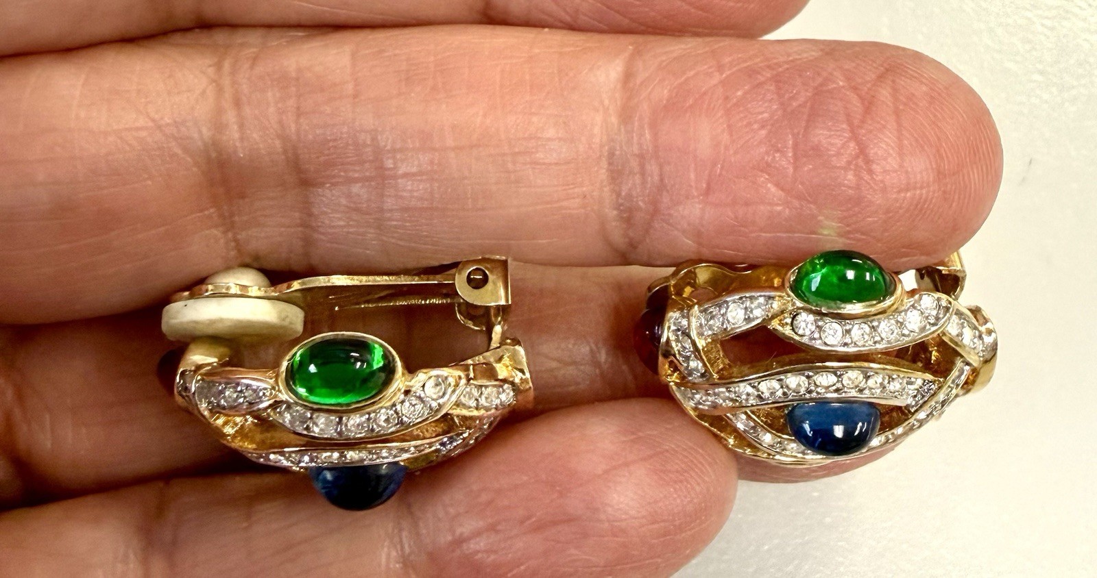 VTG.Nina Ricci Signed Gold Tone Rhinestone Multicolor Cabochon Clip On Earrings
