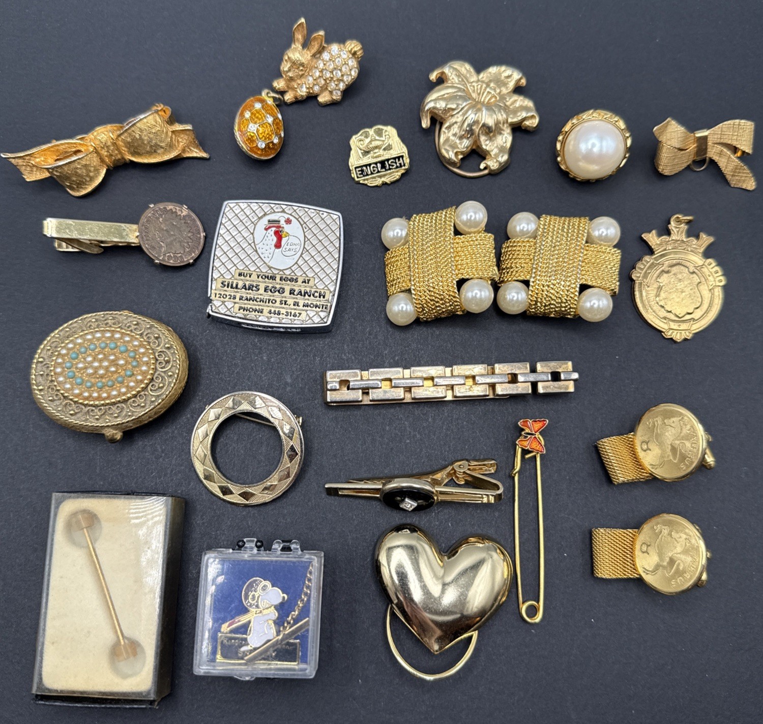 Lot Of Vintage Jewelry Accessories And Other Fun Things Mostly Gold Tone J4