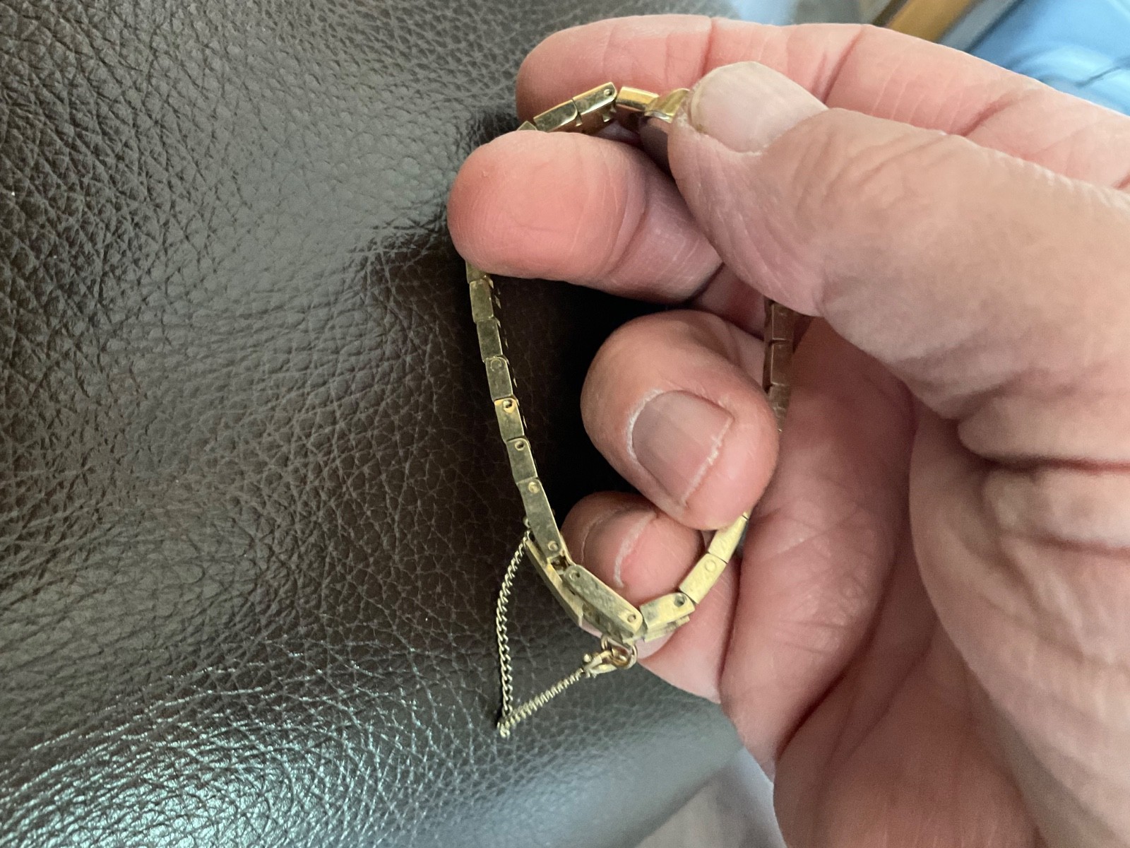 Bulova Caravelle womens wind up watch from 1980 fit to 6 1/4 in wrist runs good