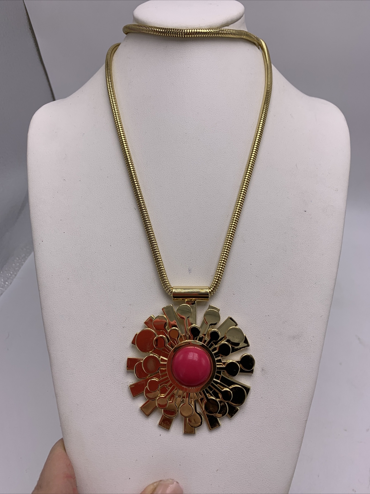 NWOT TRINA TURK INDAIN CAYNON GOLD TONE PINK STONE 34” Necklace X821