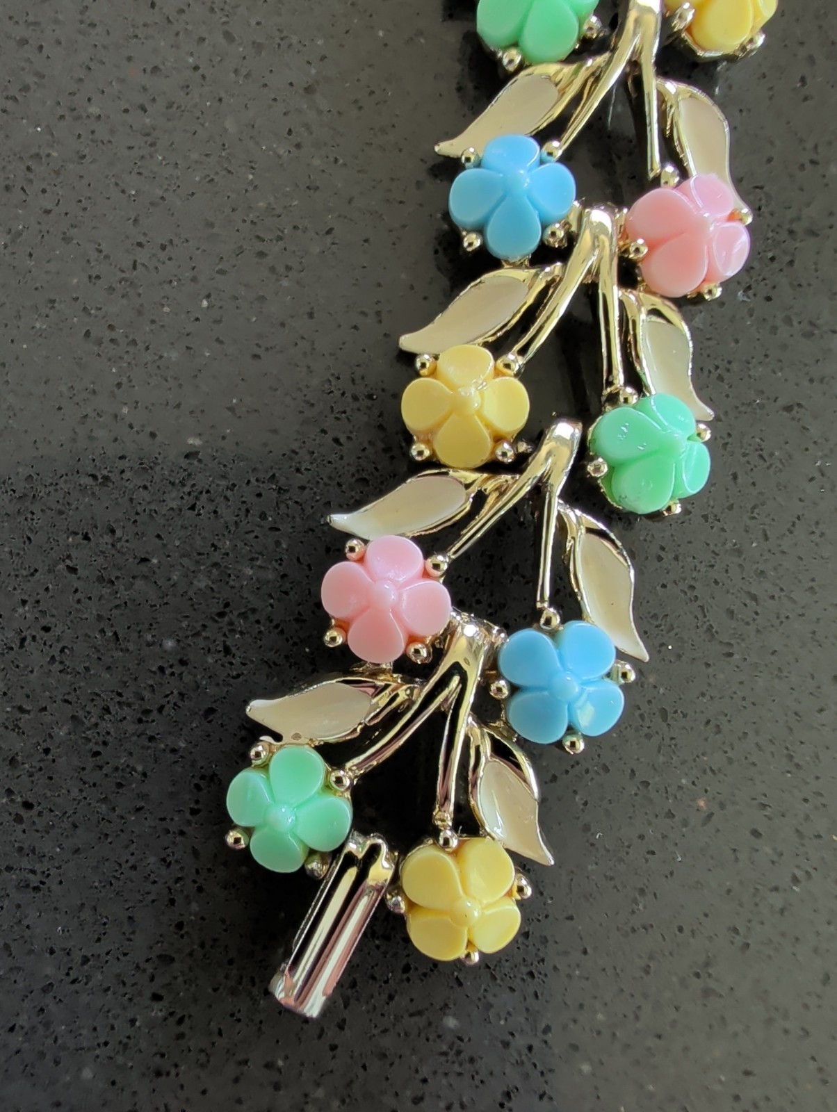 Vintage TRIFARI STYLE ? PASTEL ENAMEL BRACELET EARRINGS SET Unsigned Q129