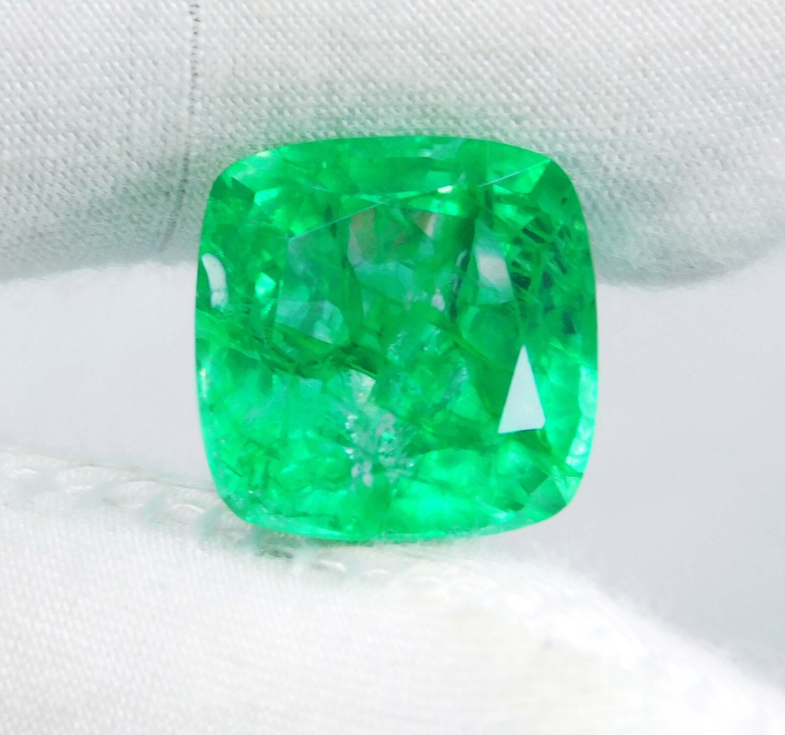 9.20 Ct Untreated Colombian Green Emerald – Natural Certified Loose Gemstone