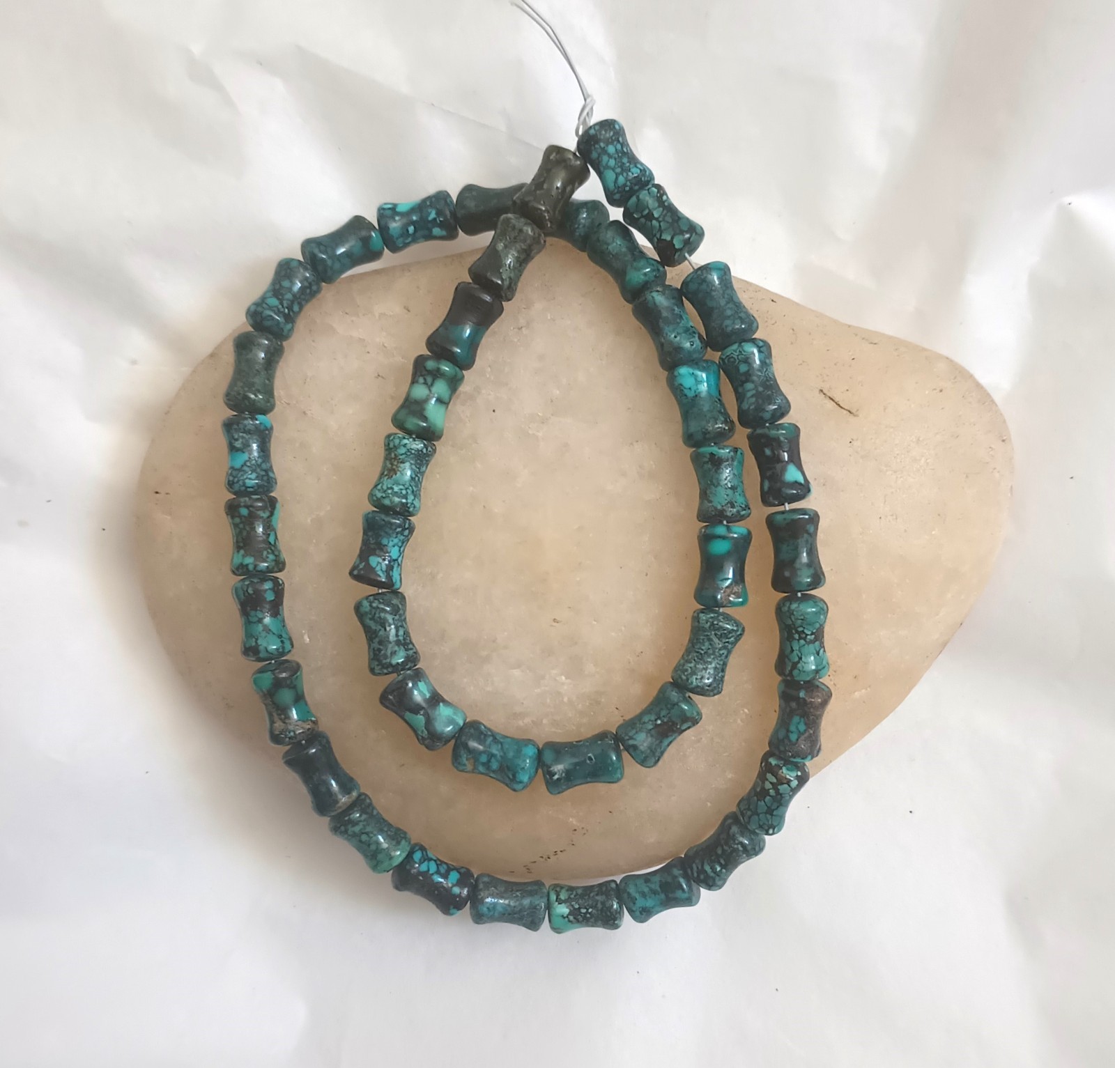 OLD STOCK HUBEI TURQUOISE 5-6 x 8-9MM BONE SHAPE BEADS- 15.75″ STRAND – 5558E