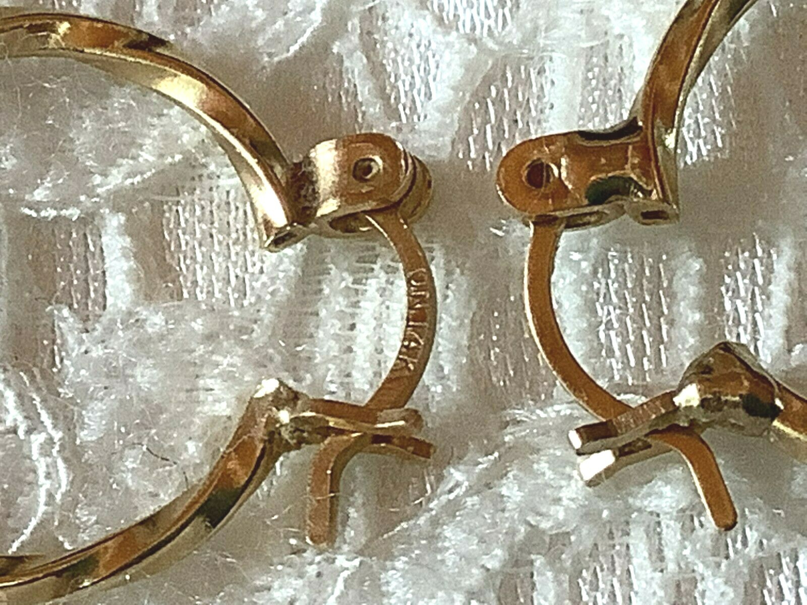 14k Yellow Gold Twisted 5/8 Inch Hoop Latch Back Earrings 1.5 grams
