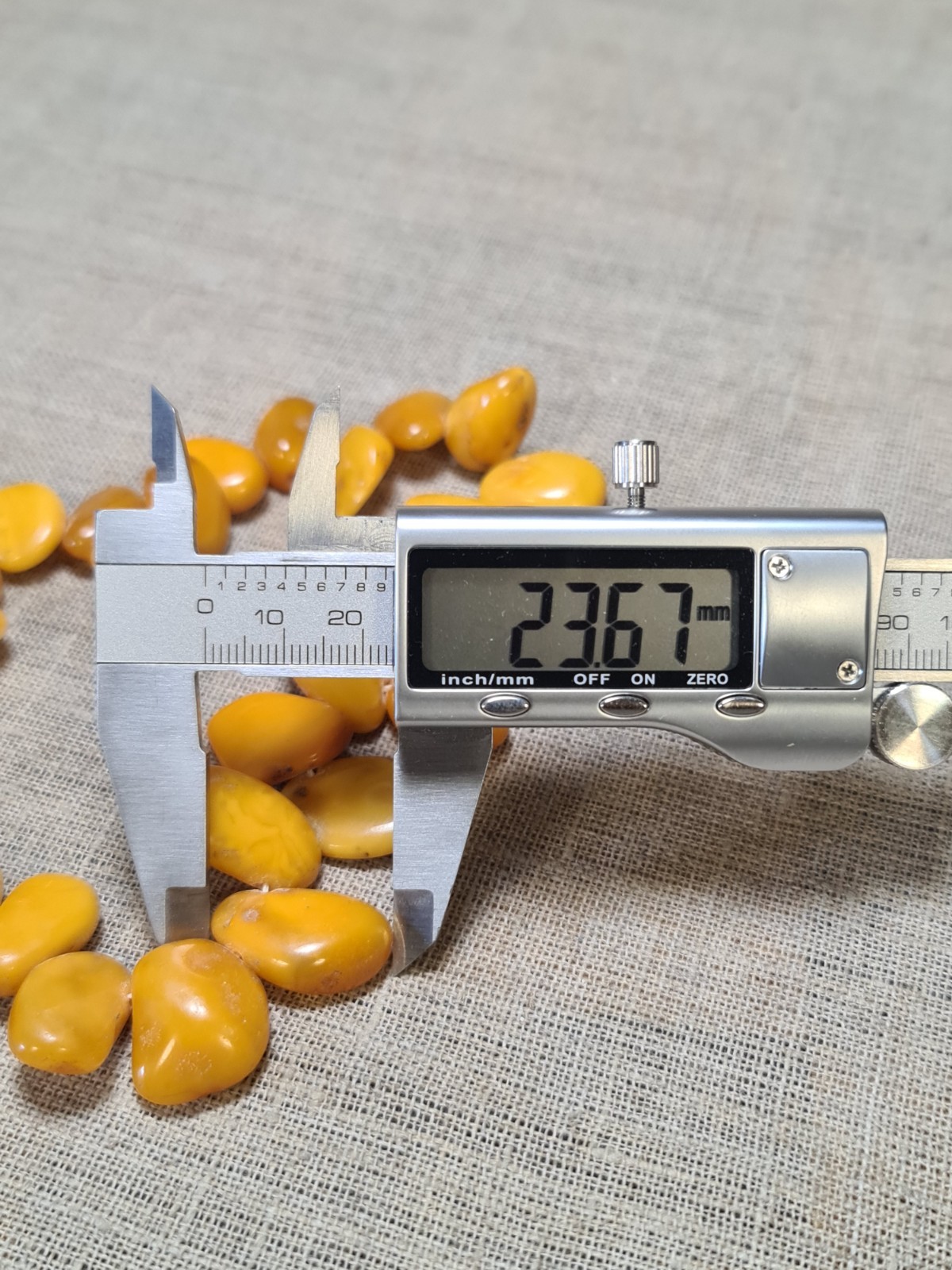 Amber old antique, egg yolk. Necklace, beads 60 grams . Women’s vintage jewelry.