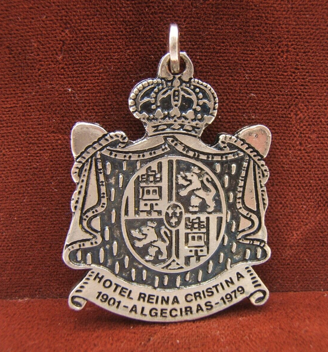 VINTAGE HOTEL REINA CRISTINA 1901-1978 MEDAL PENDANT FOB SILVER TONE