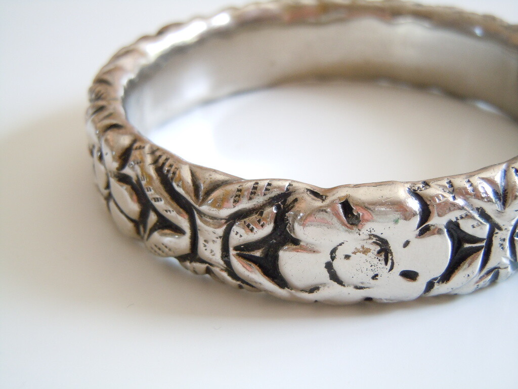 Flower Relief Bangle Rattles With Movement 45.8 G/Ø 6.6 Cm