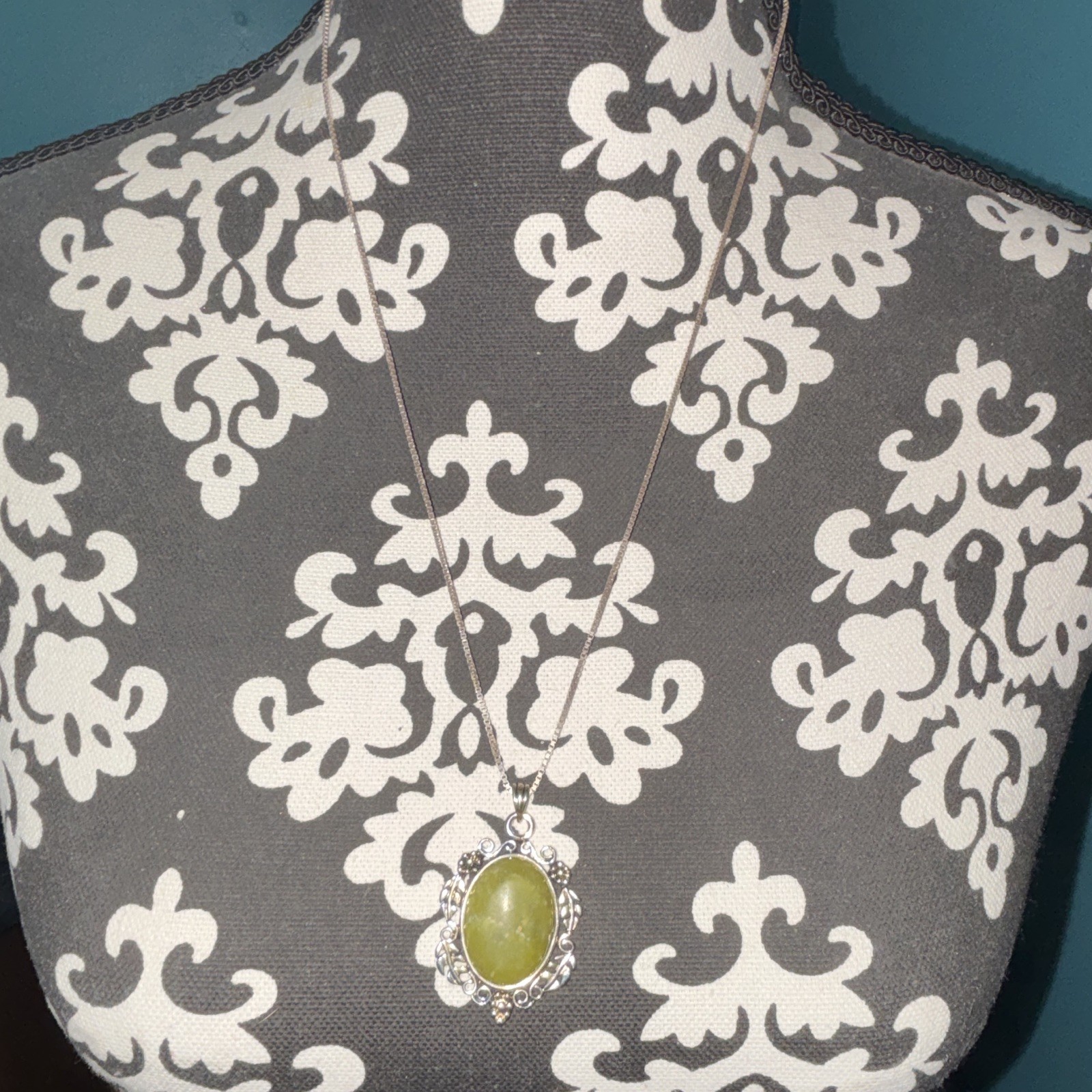 Silver Tone Metal Chain Necklace w/ Oval Green Cabochon Stone Pendant 1 Gem