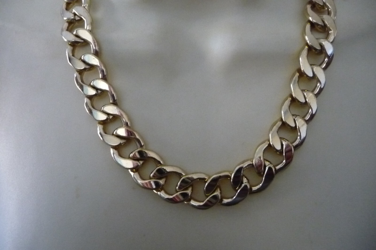 A#918X vtg NECKLACE 9″L HEAVY GOLD TONE LINKS 1/2″ W