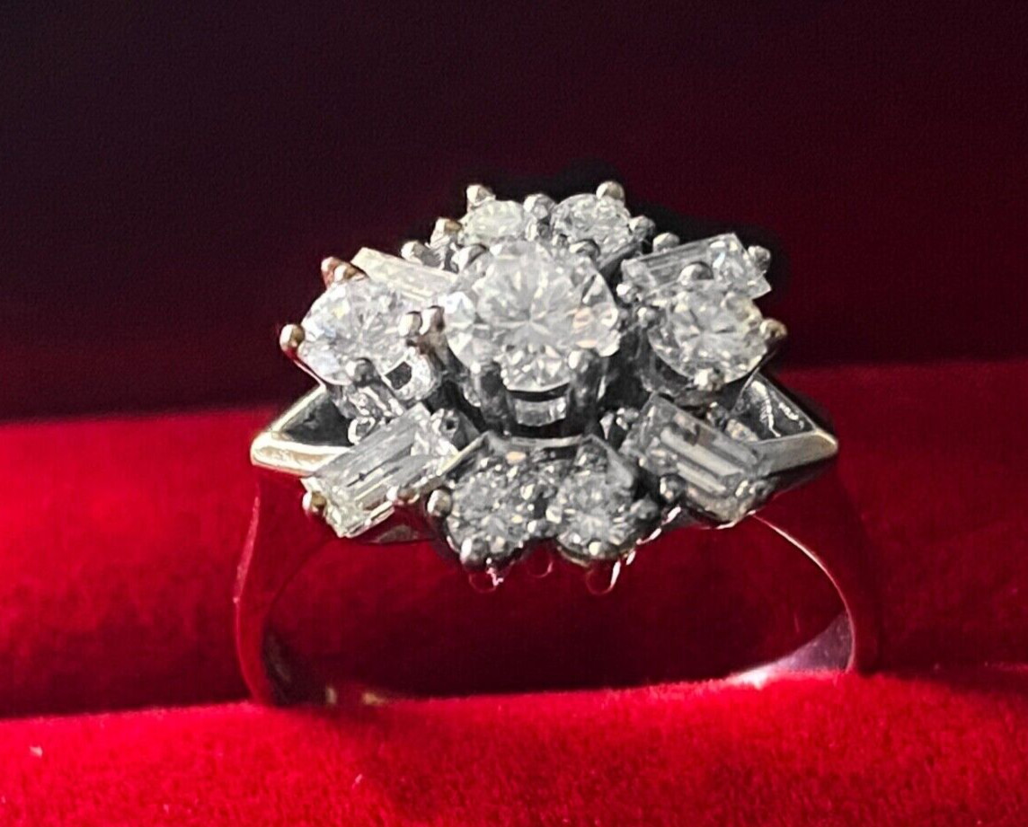 Diamond brilliant ring 18ct gold 750 White gold estimate: 2500 euros