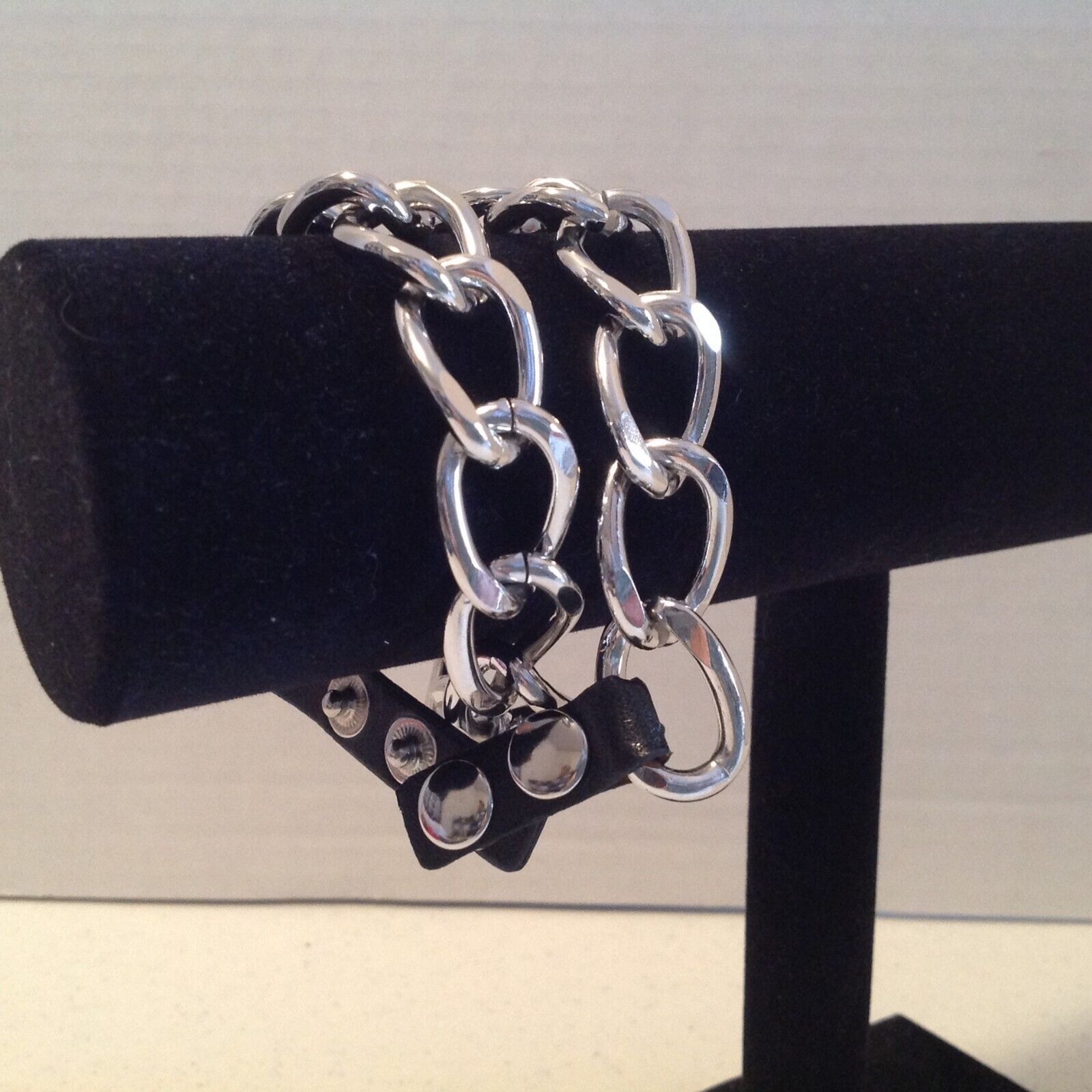 Geneva Women’s Watch Wrap Around Silver Tone Chain Long Snap Band Needs Battery