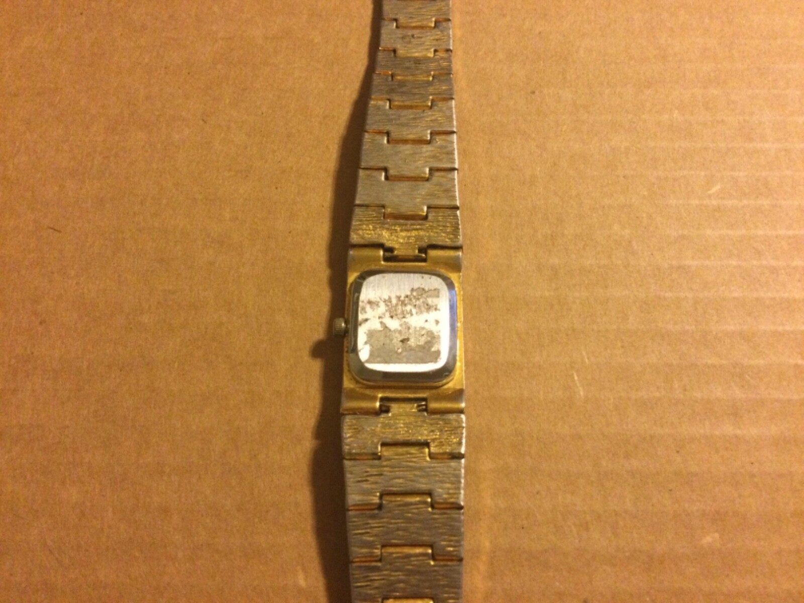 Fashion Wrist Watch for Woman Ladies Gold Band White Face runs