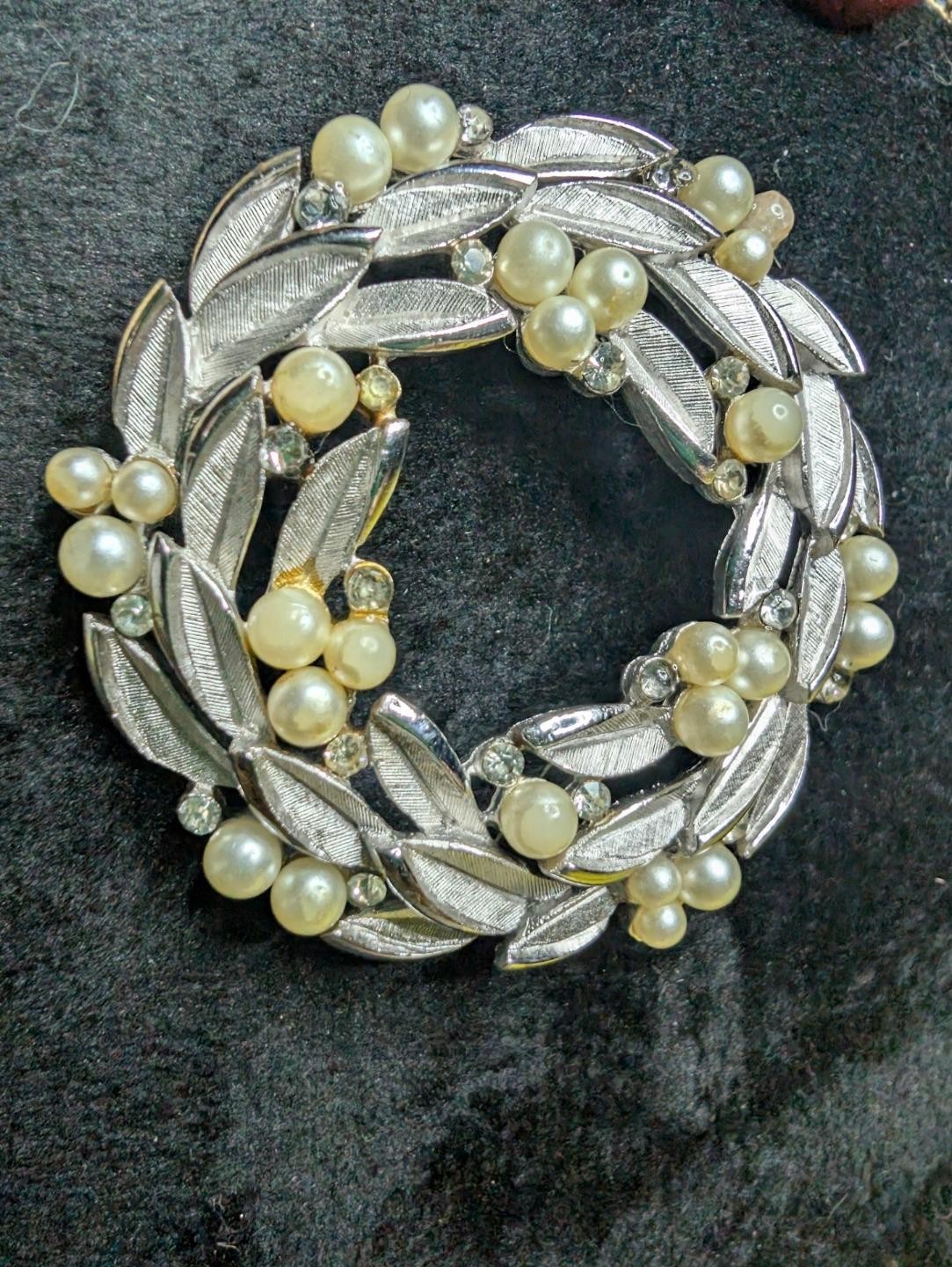 Vintage Trifari Pearl Rhinestone Leaf Wreath Brooch Signed © Mid Century Bling T