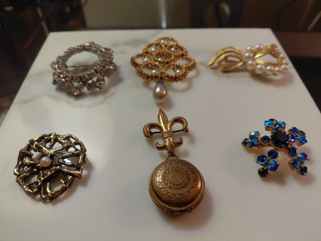 Vintage 1960’s brooches lot ( 6 pieces )