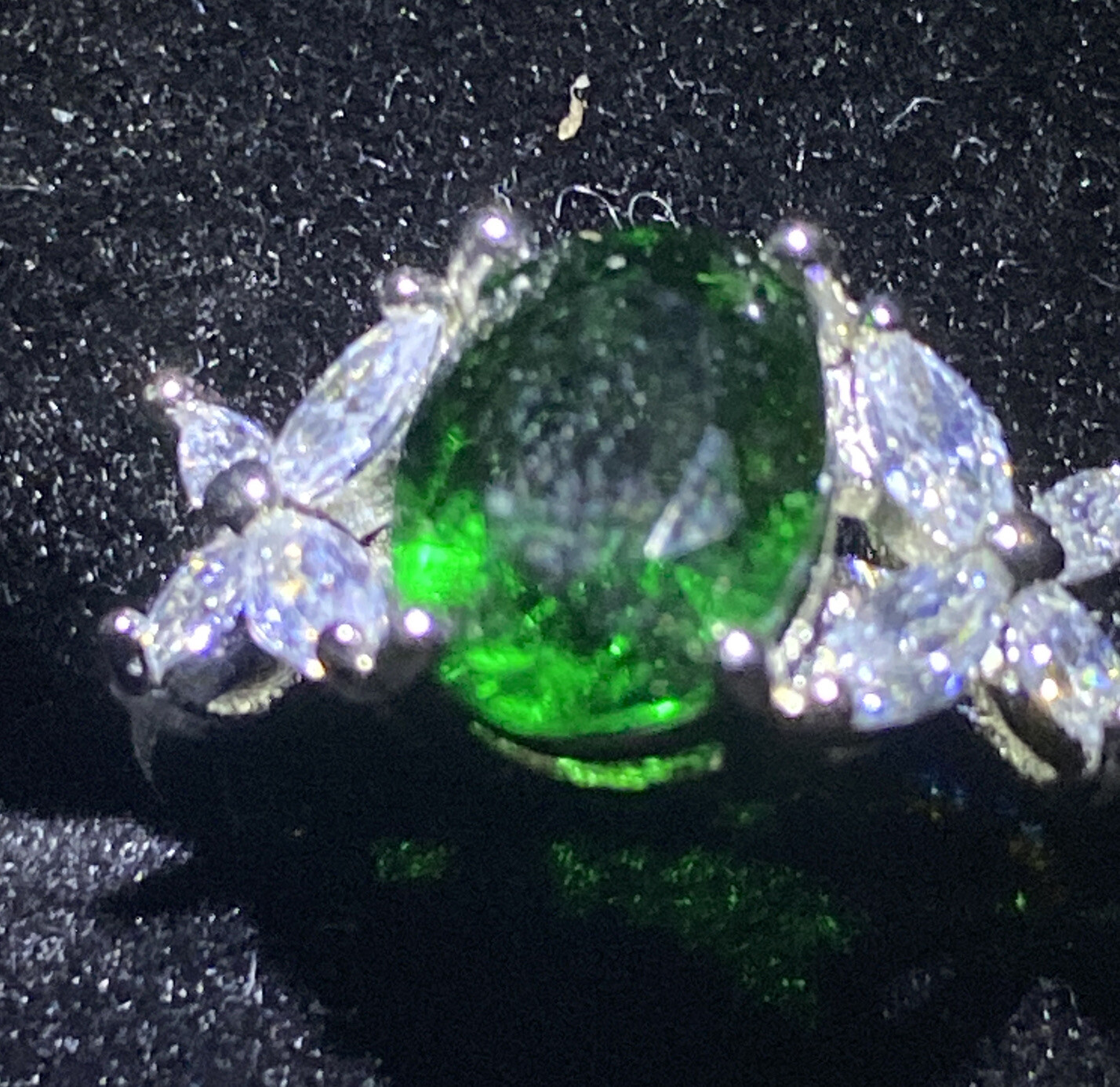 SILVER Filled Pretty Oval Solitaire + Ring+ Accents.GREEN GEM. N1/2. 54. 7