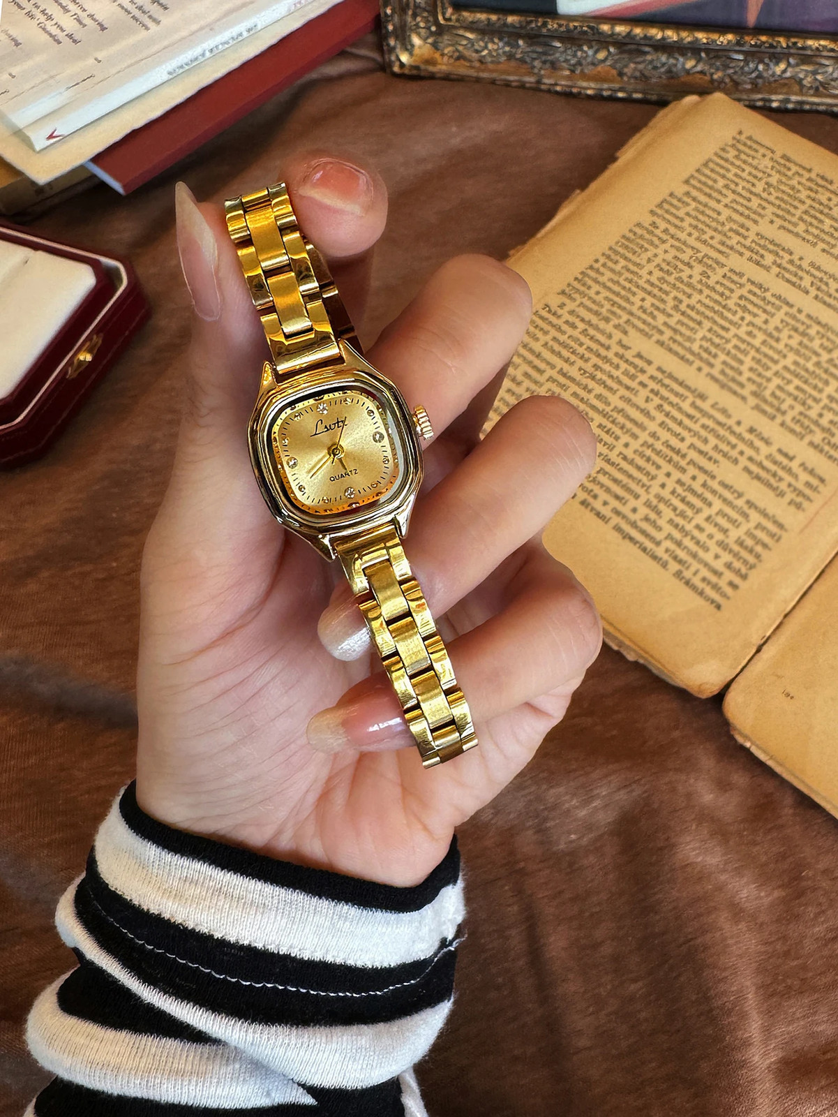 1pc New Mini, small and exquisite Vintage Golden Square-Dial Women’s Watch