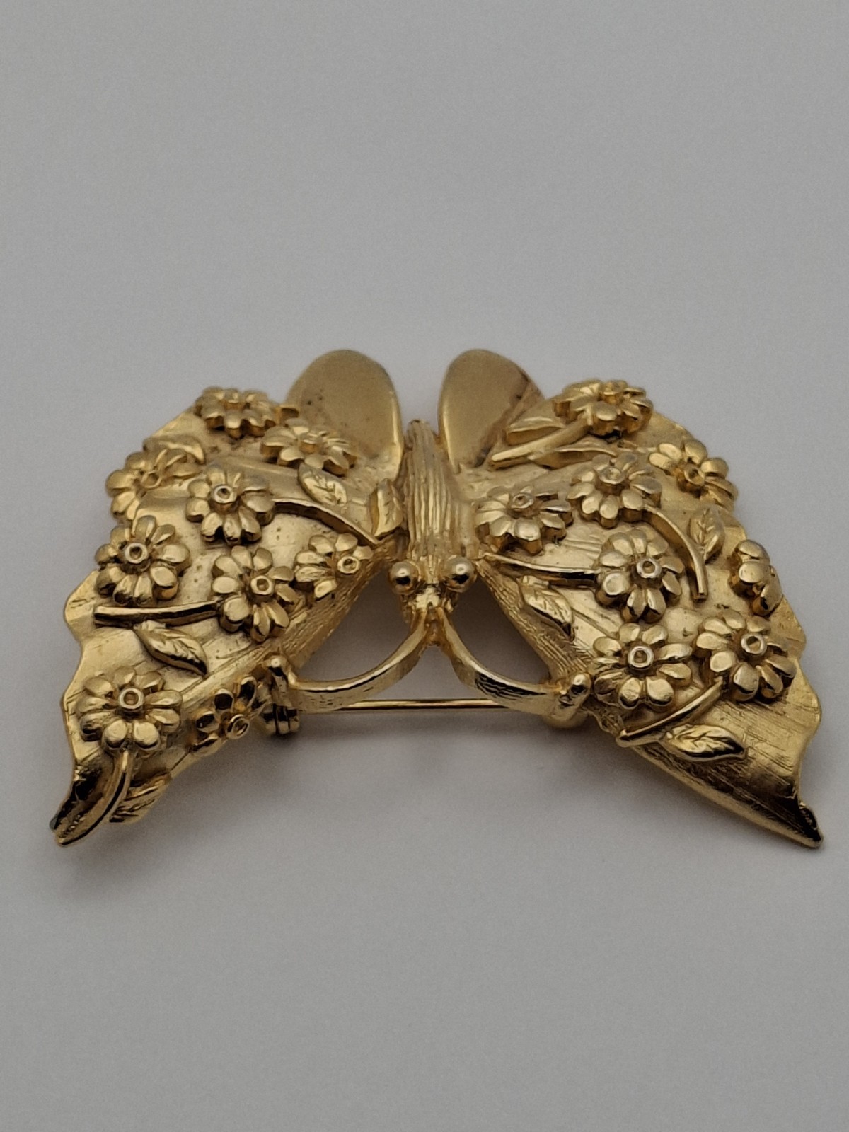 BSK 1970’s Butterfly Daisy Brooch Lapel Pin 2″ x 2.25″